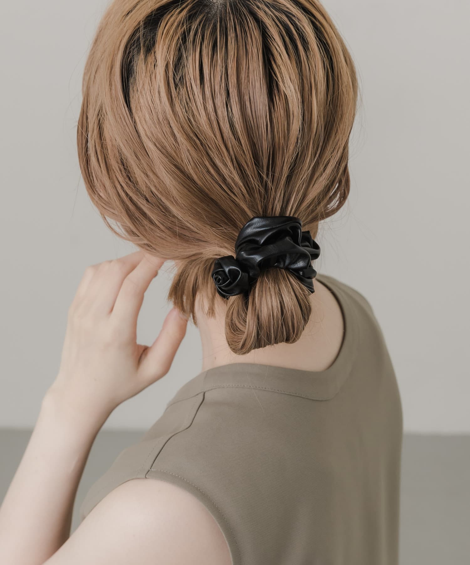 フェイクレザーローズシュシュ BLK -