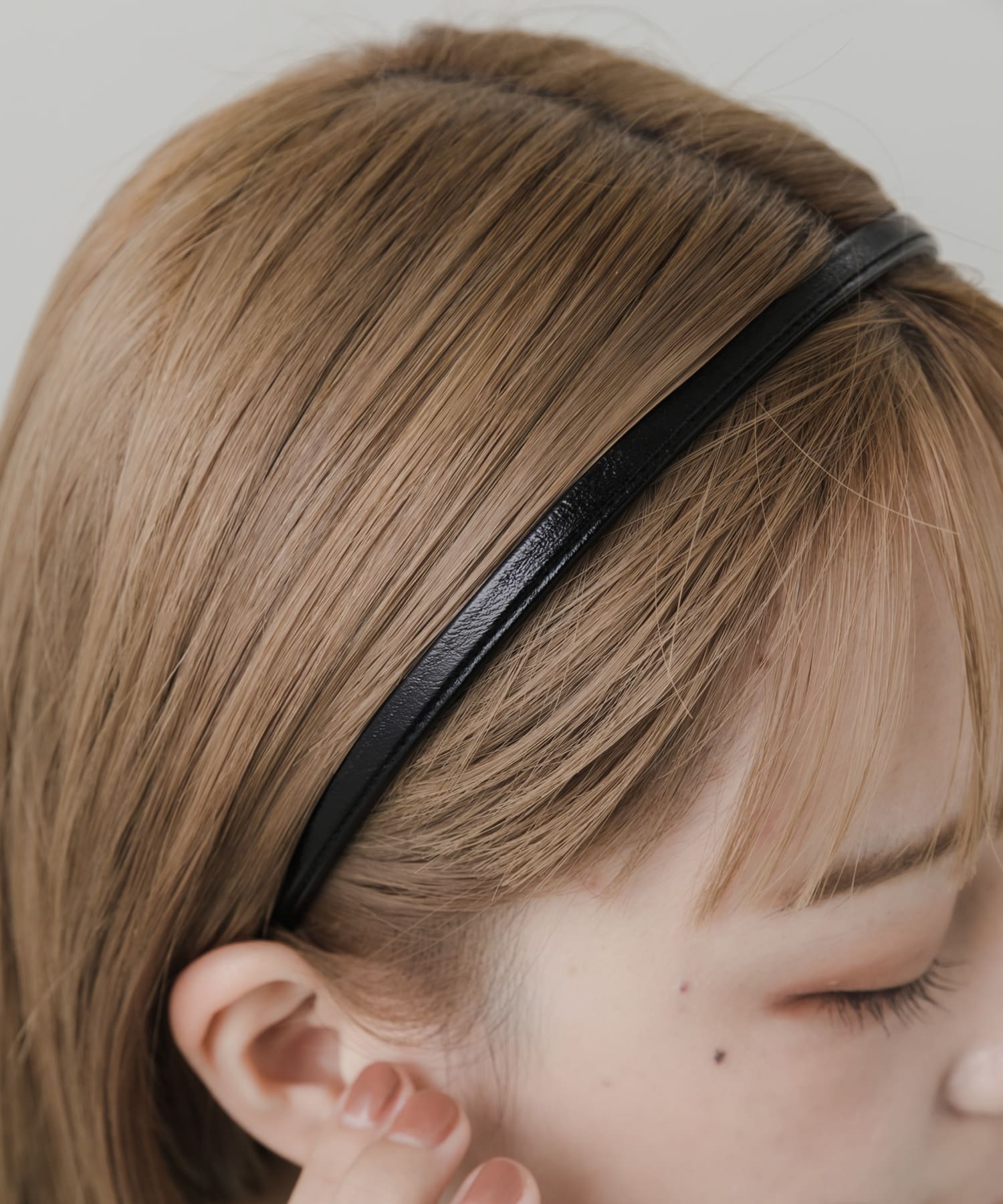 スリムフェイクレザーカチューシャ BLK -