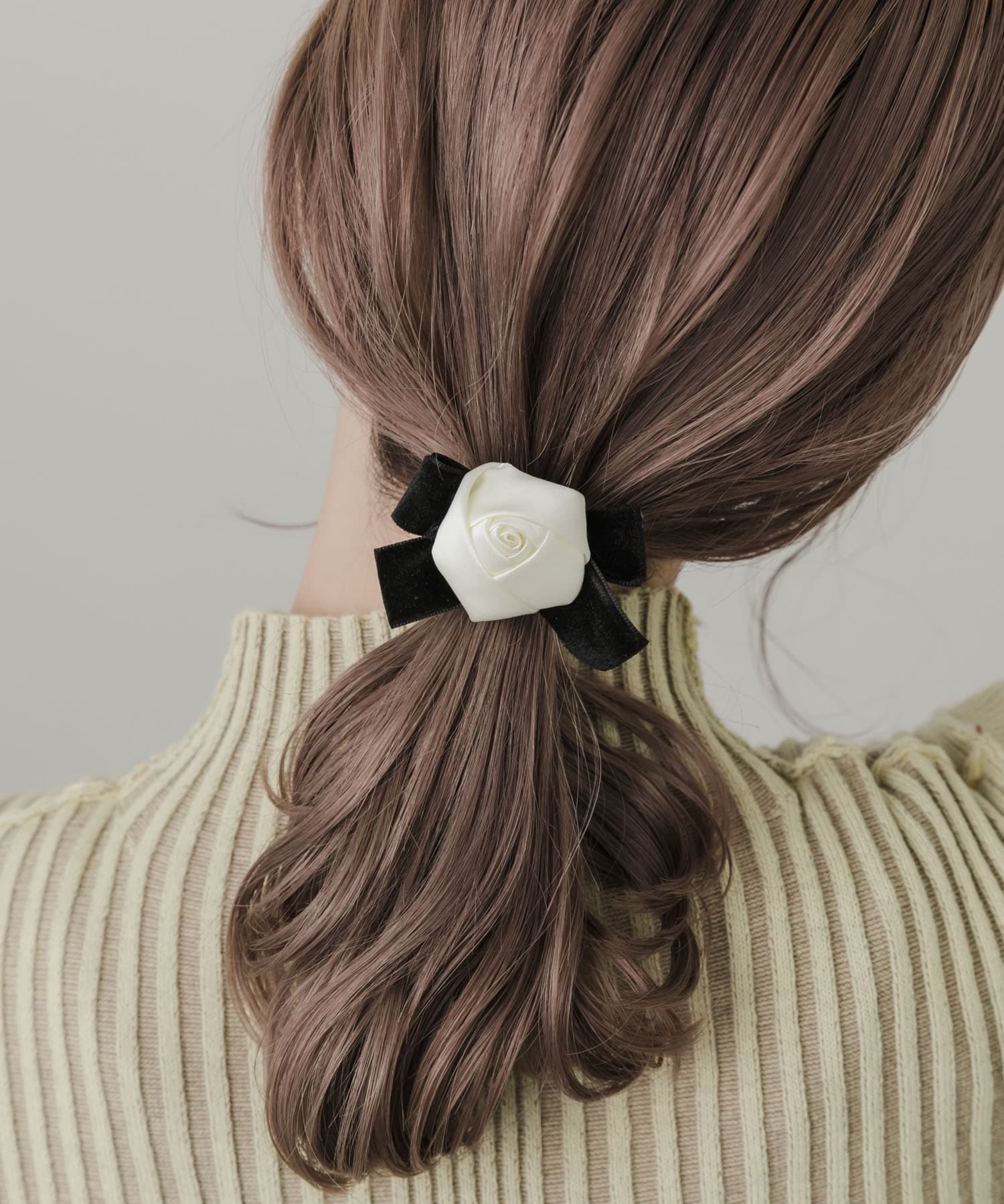 ヘアゴムの上にフックを引っかけるだけで簡単に着用できます。
