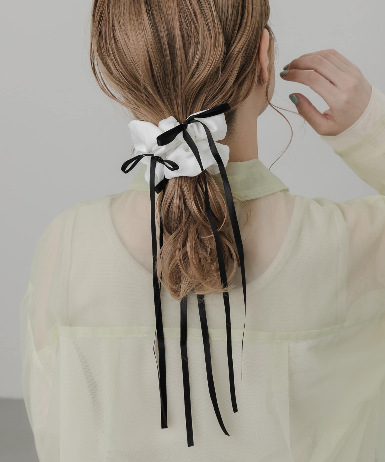 サテンリボンボリュームシュシュ WHT -