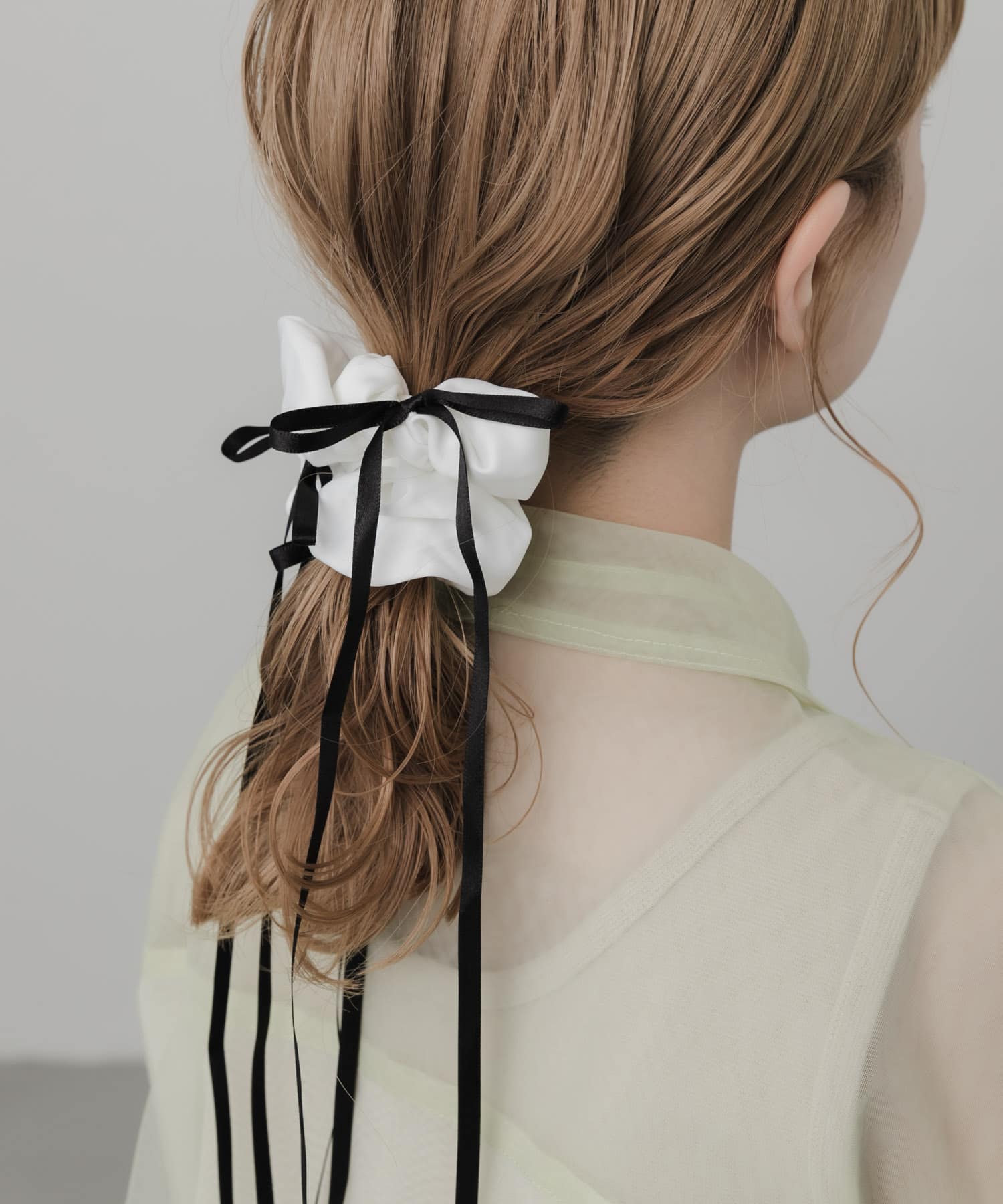 サテンリボンボリュームシュシュ WHT -