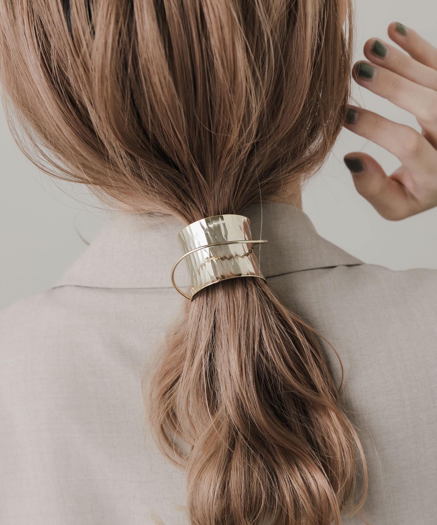 ヘアゴムの上にフックを引っかけるだけで簡単に着用できます。