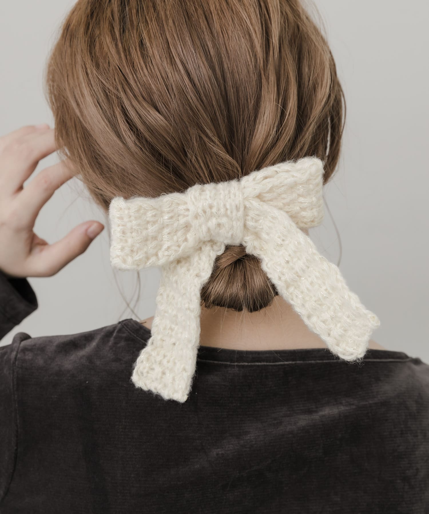ヘアゴムの上にフックを引っかけるだけで簡単に着用できます。