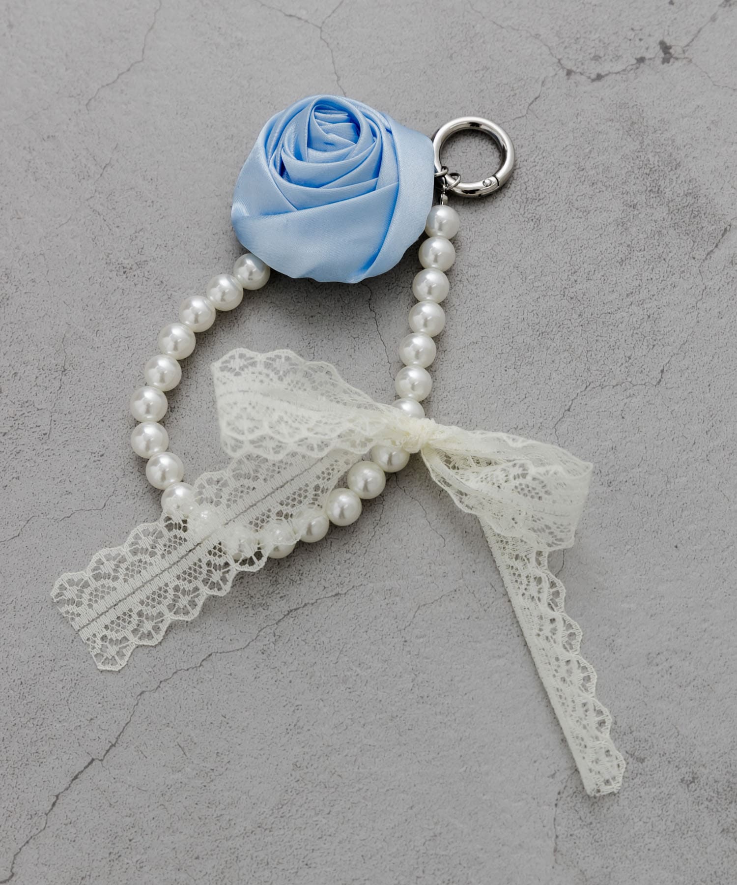☆IZUMI☆ハンドメイドビーズ刺繍チャーム…リボン・ブルー×ホワイト ローズレースリボンストラップ(- IVO/BLU): ファッション雑貨｜URBAN