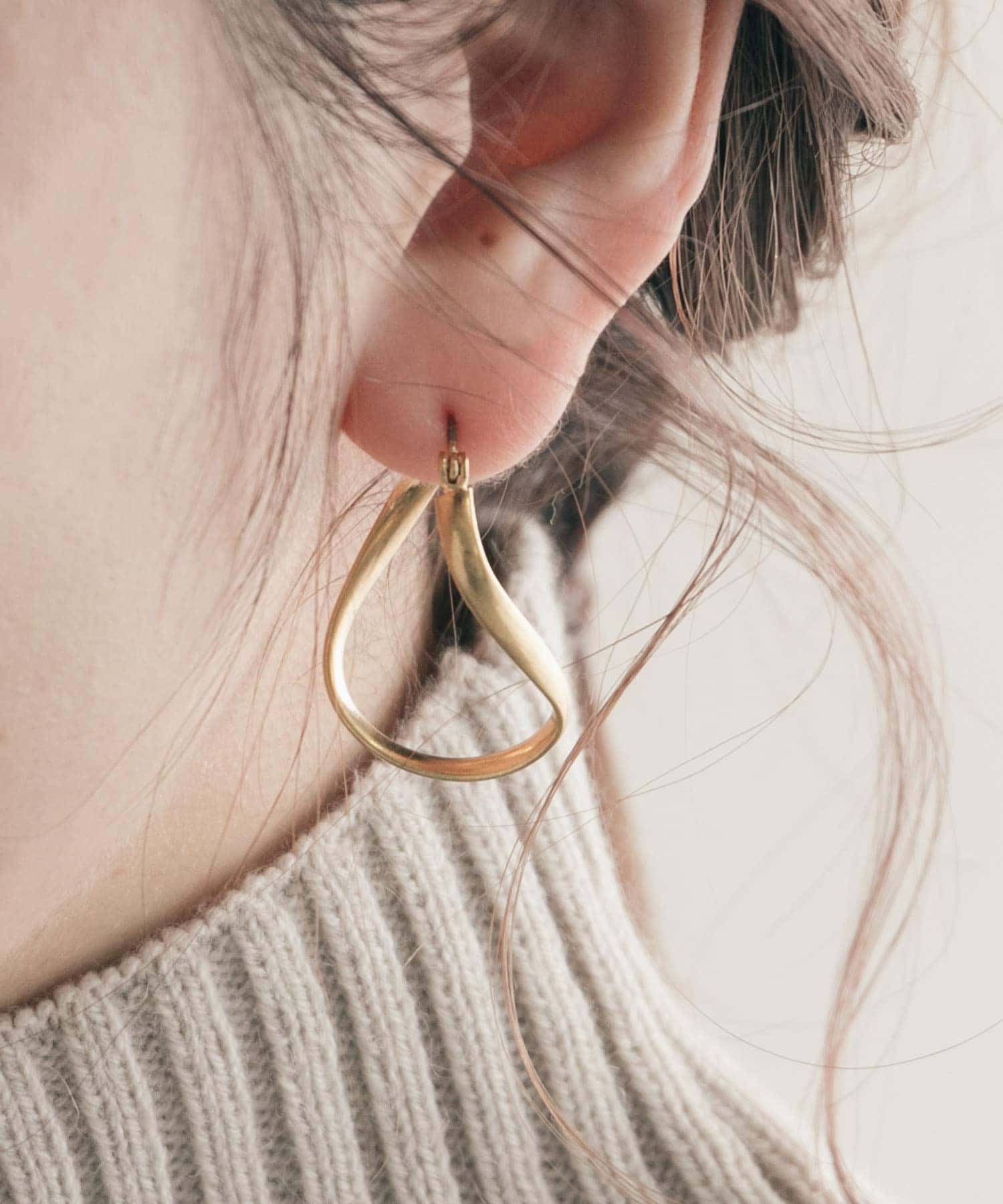 ネジリフープピアス GLD -