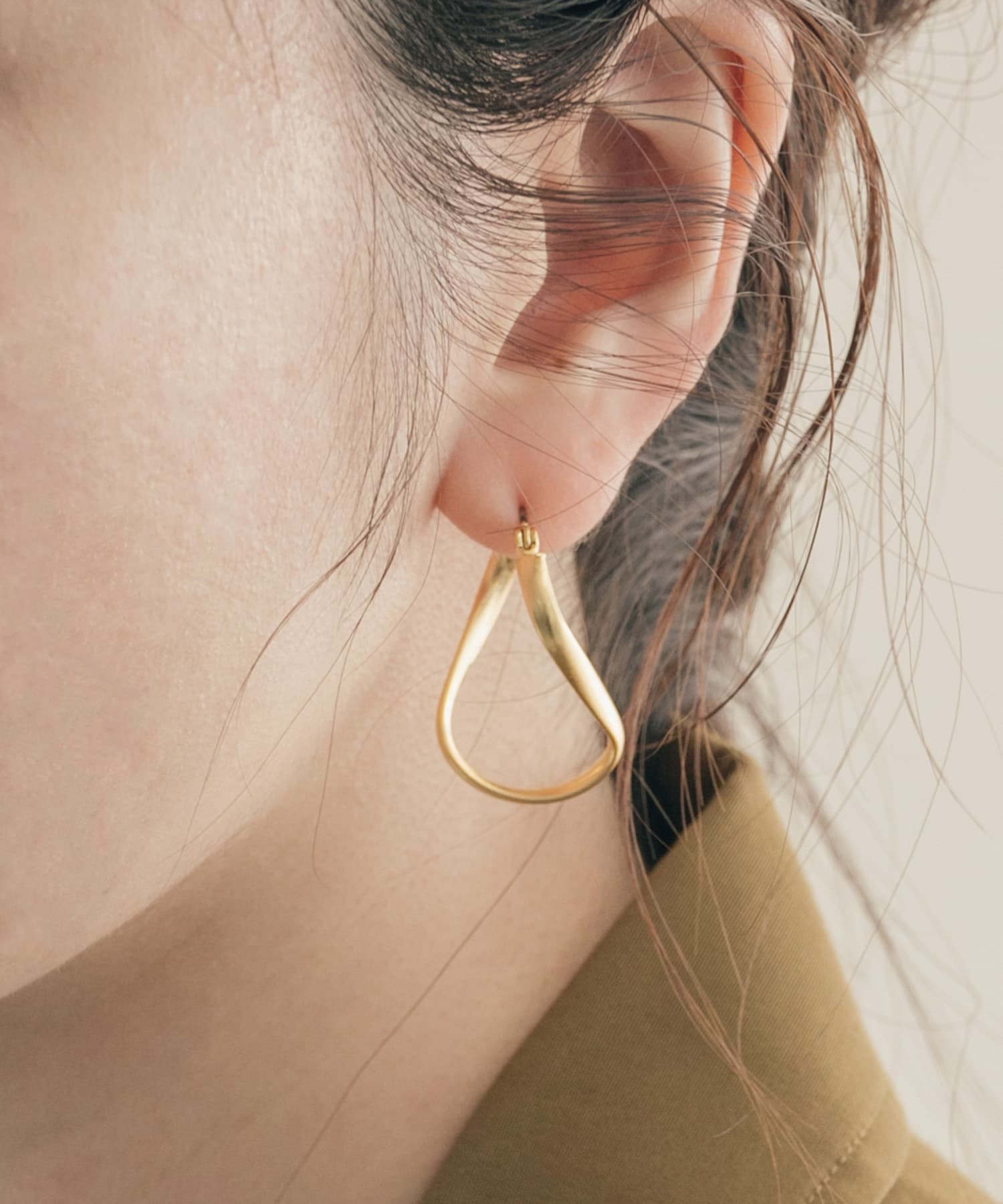 ネジリフープピアス GLD -