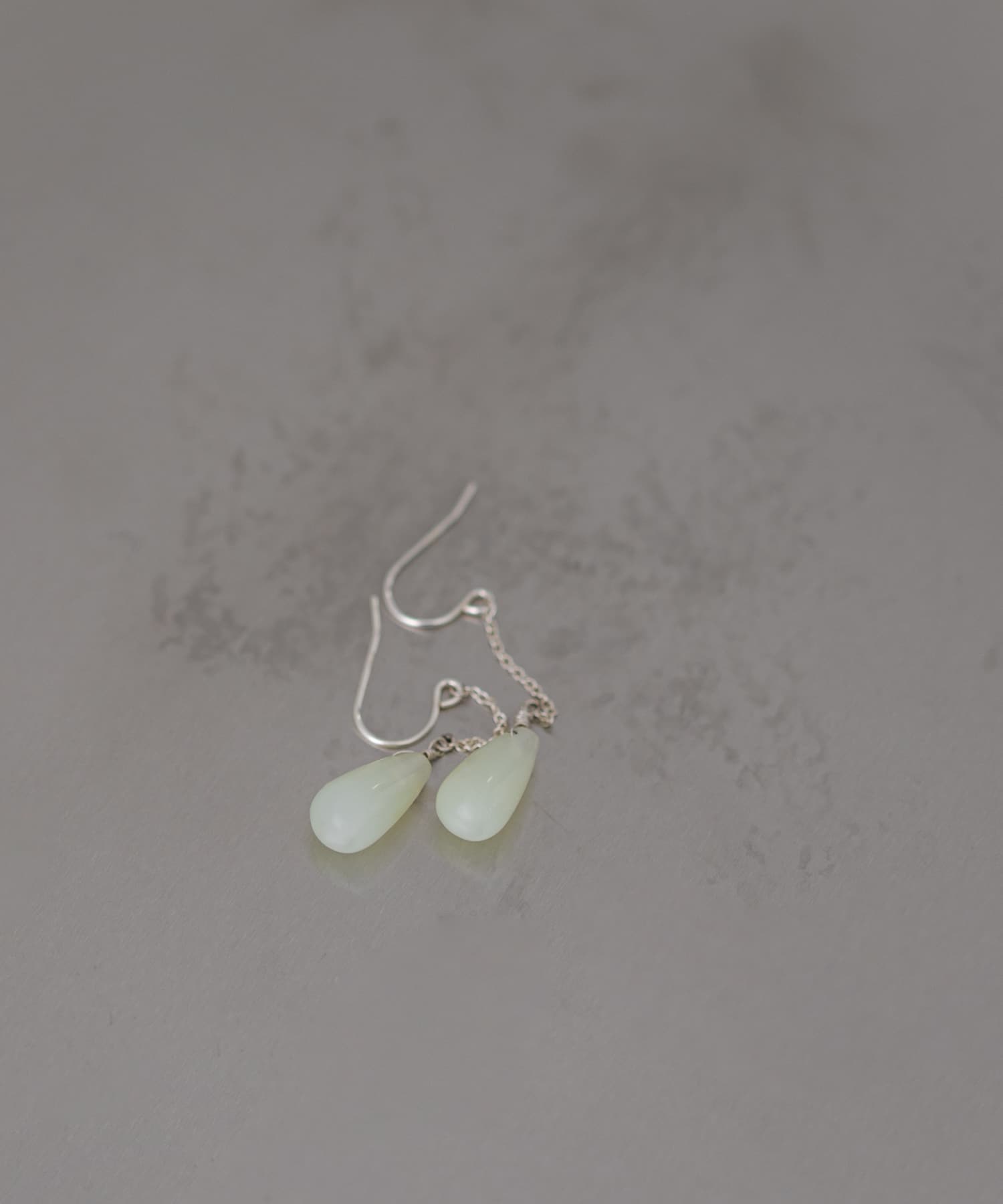 SMELLY so’　newjade chain hook pierce SLV/GR -