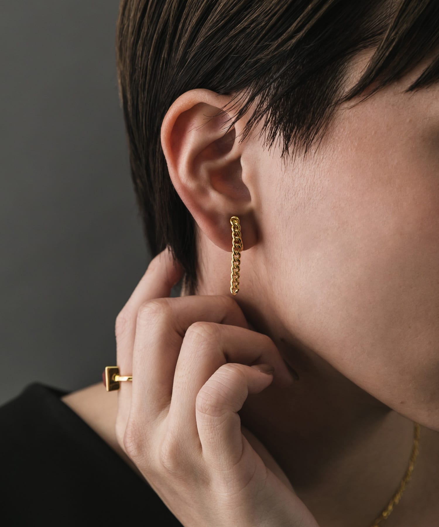 SMELLY so’　asymmetry chain earring GLD -
