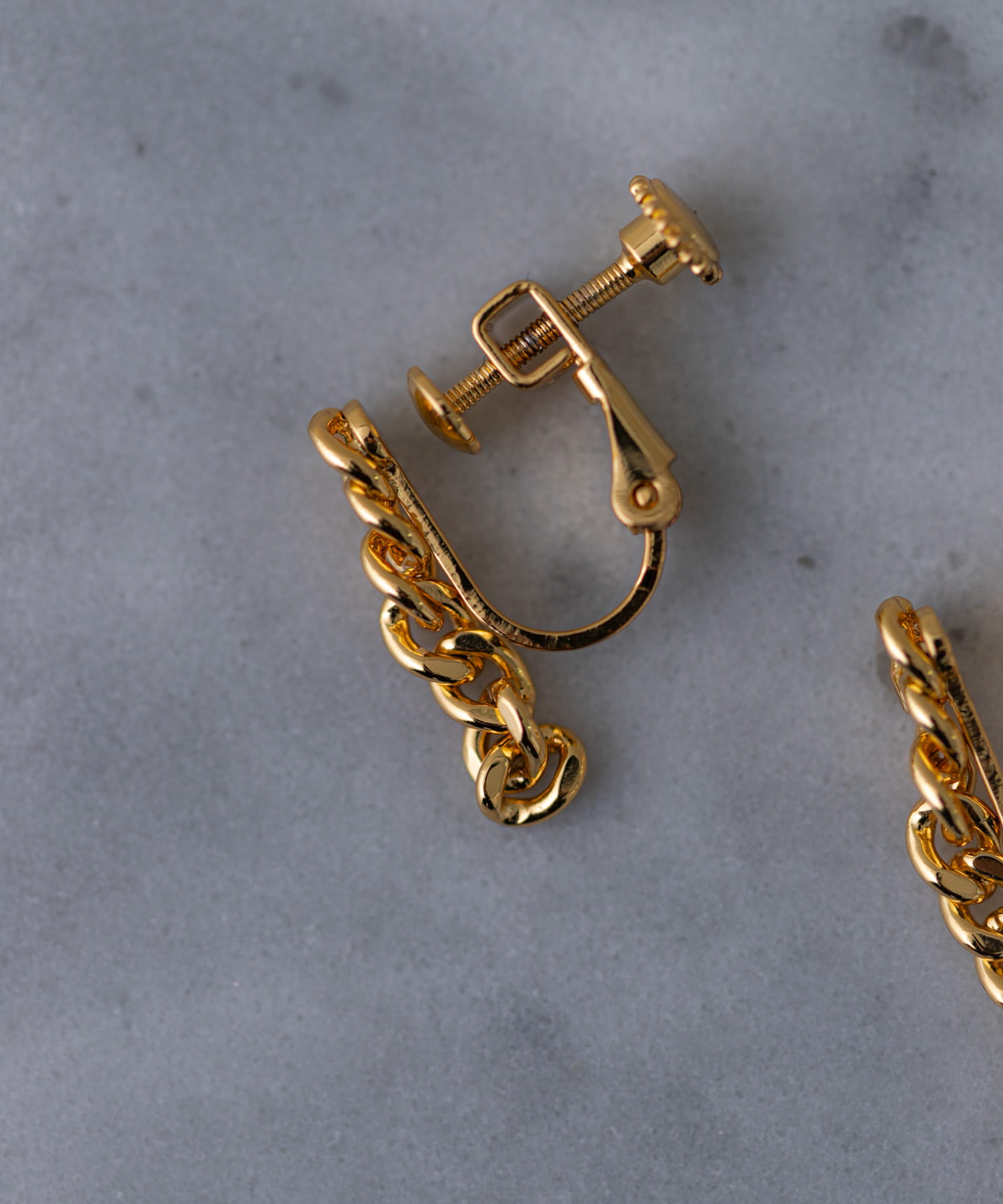 SMELLY so’　asymmetry chain earring GLD -