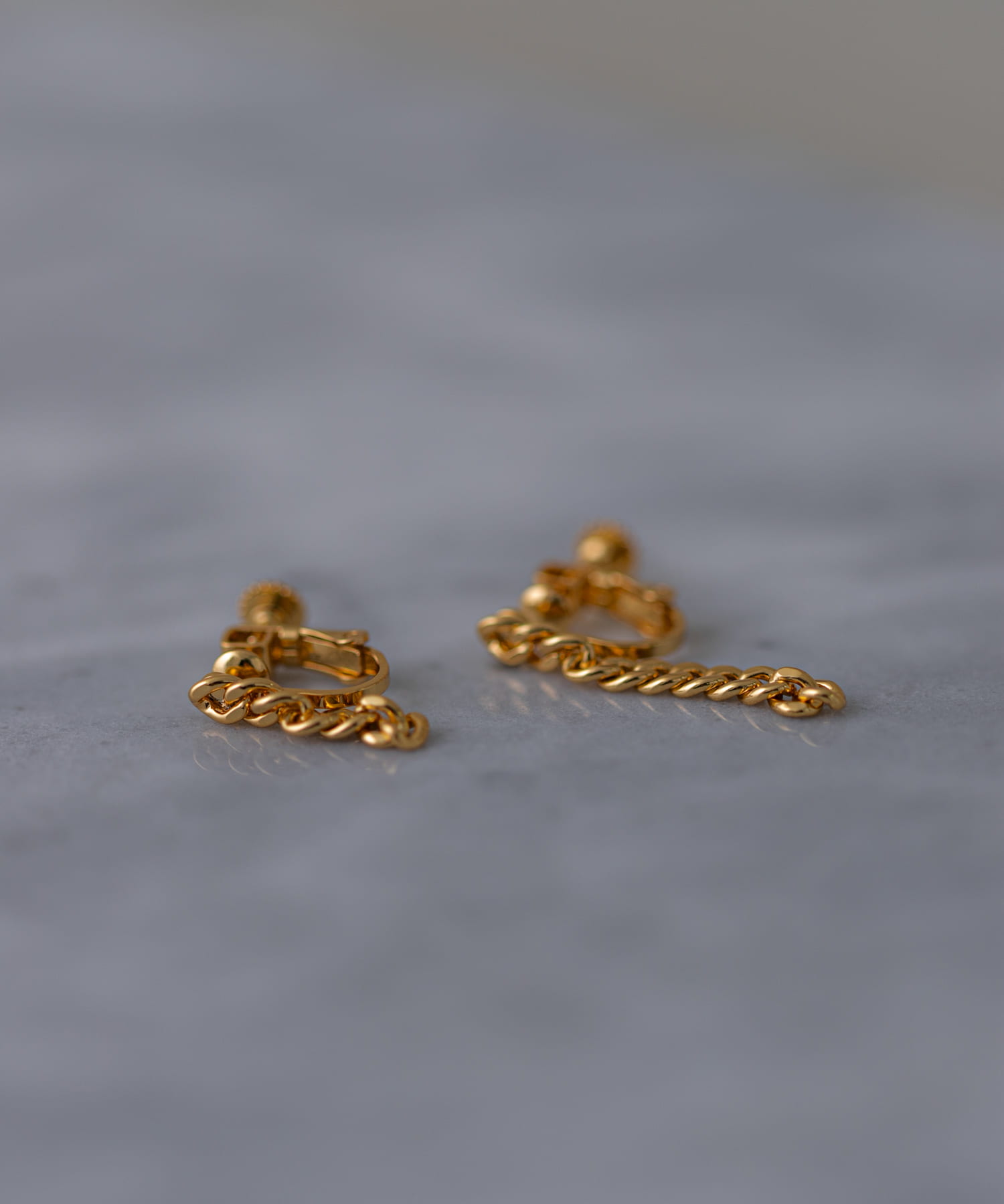 SMELLY so’　asymmetry chain earring GLD -