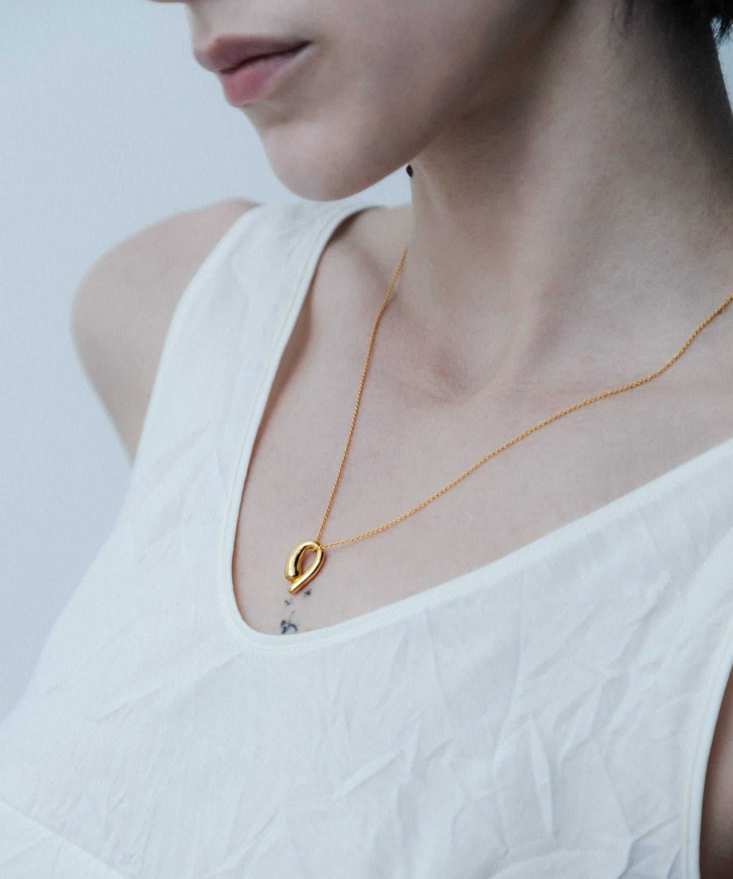 SMELLY so’　asymmetric solid necklace