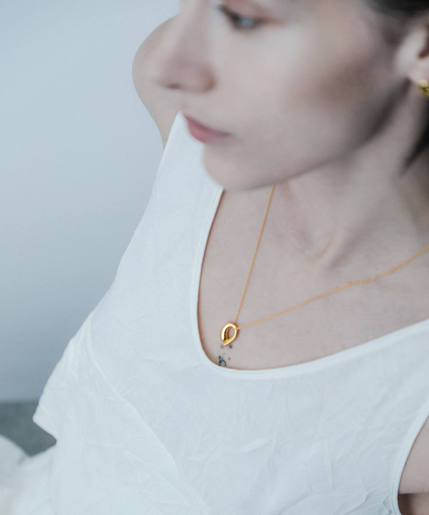 SMELLY so’　asymmetric solid necklace GLD -
