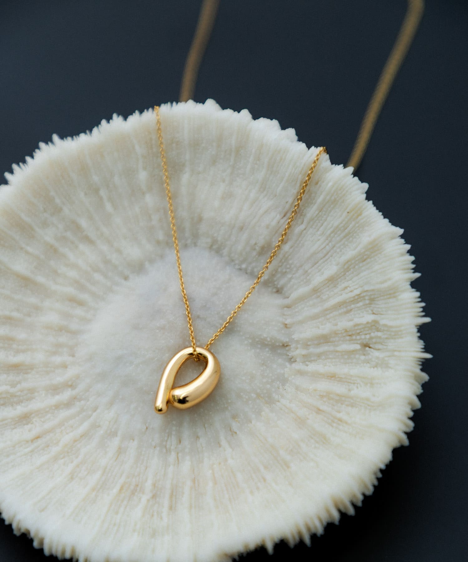 SMELLY so’　asymmetric solid necklace GLD -