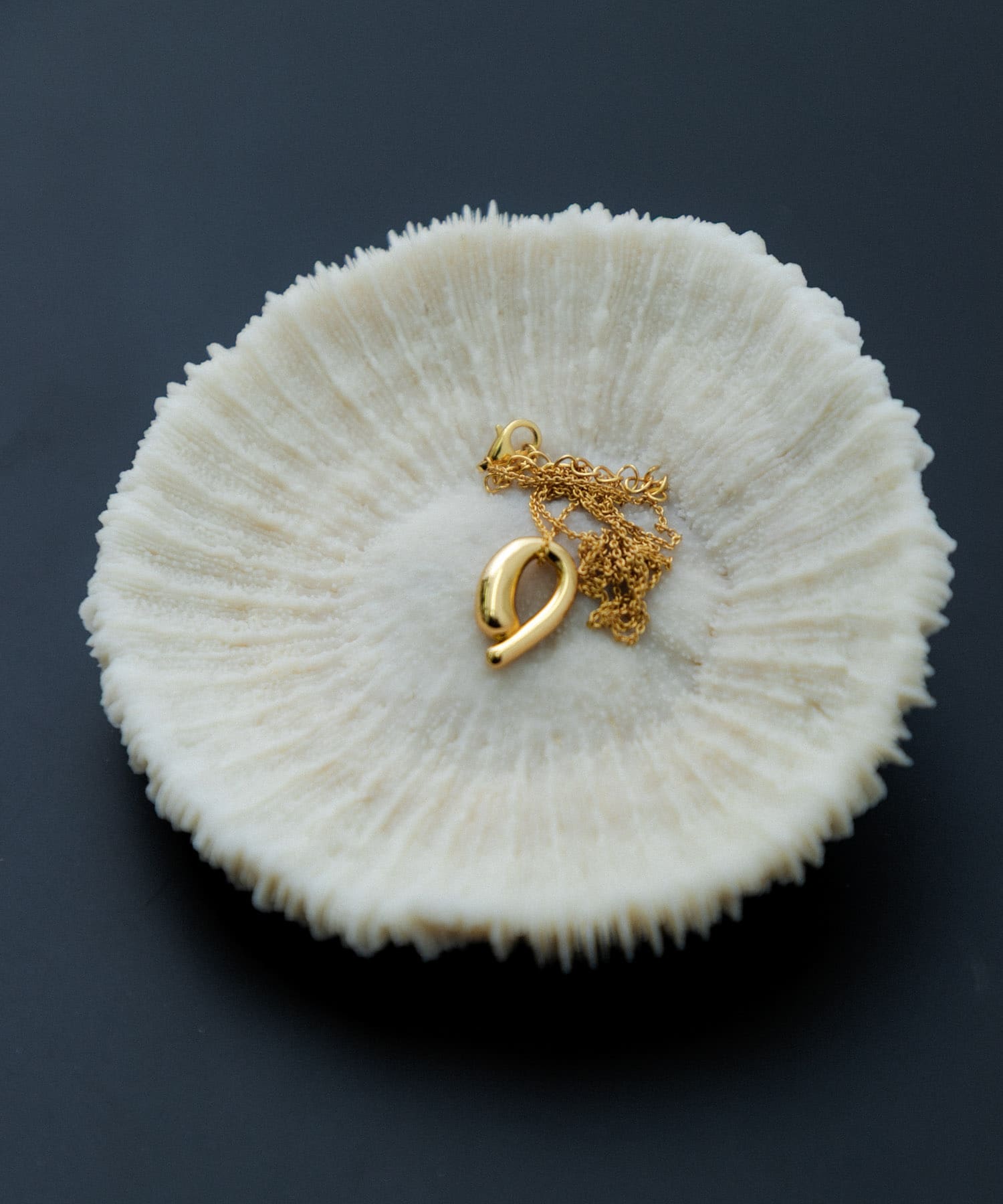 SMELLY so’　asymmetric solid necklace GLD -