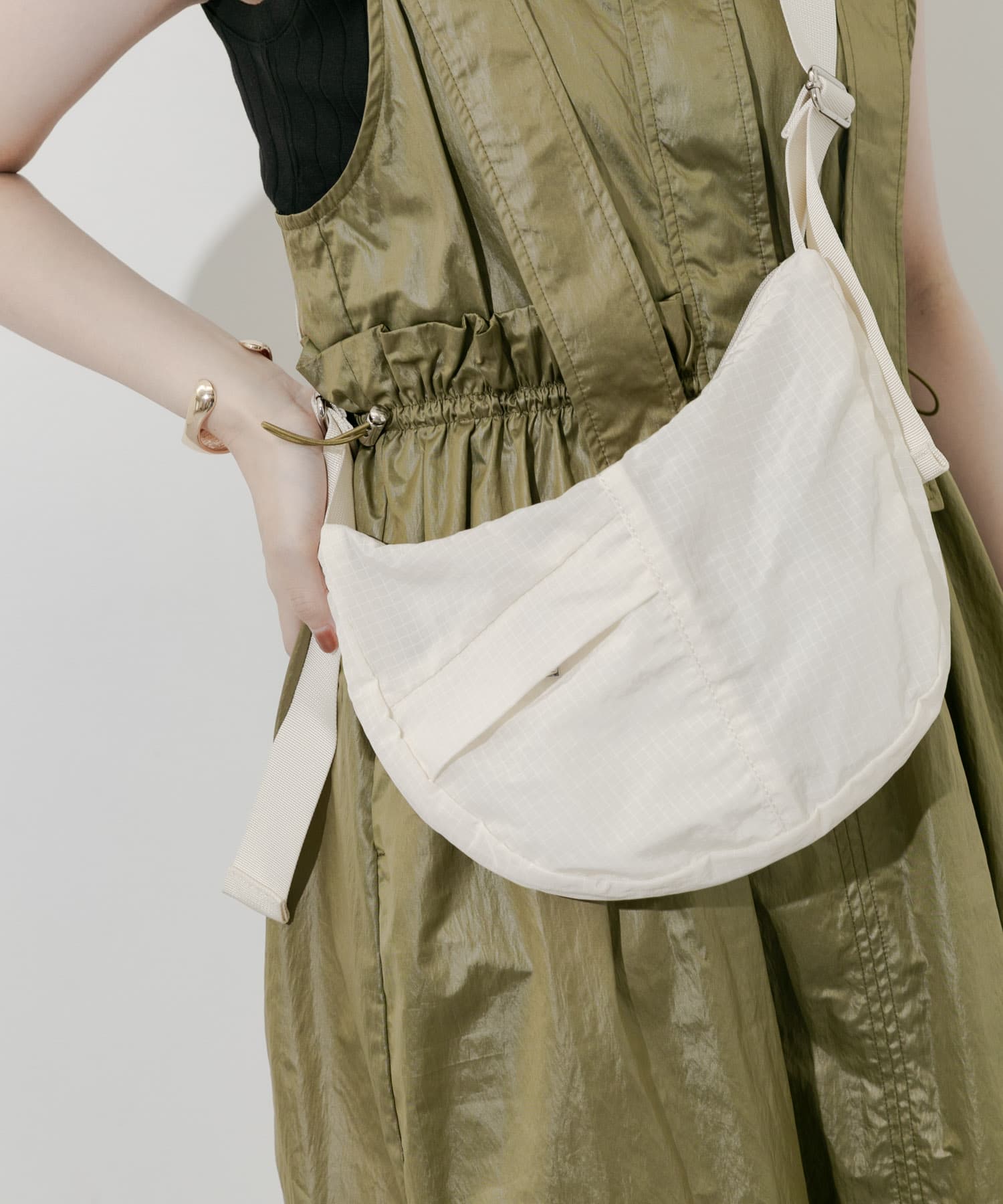 ハーフムーンナイロンショルダー