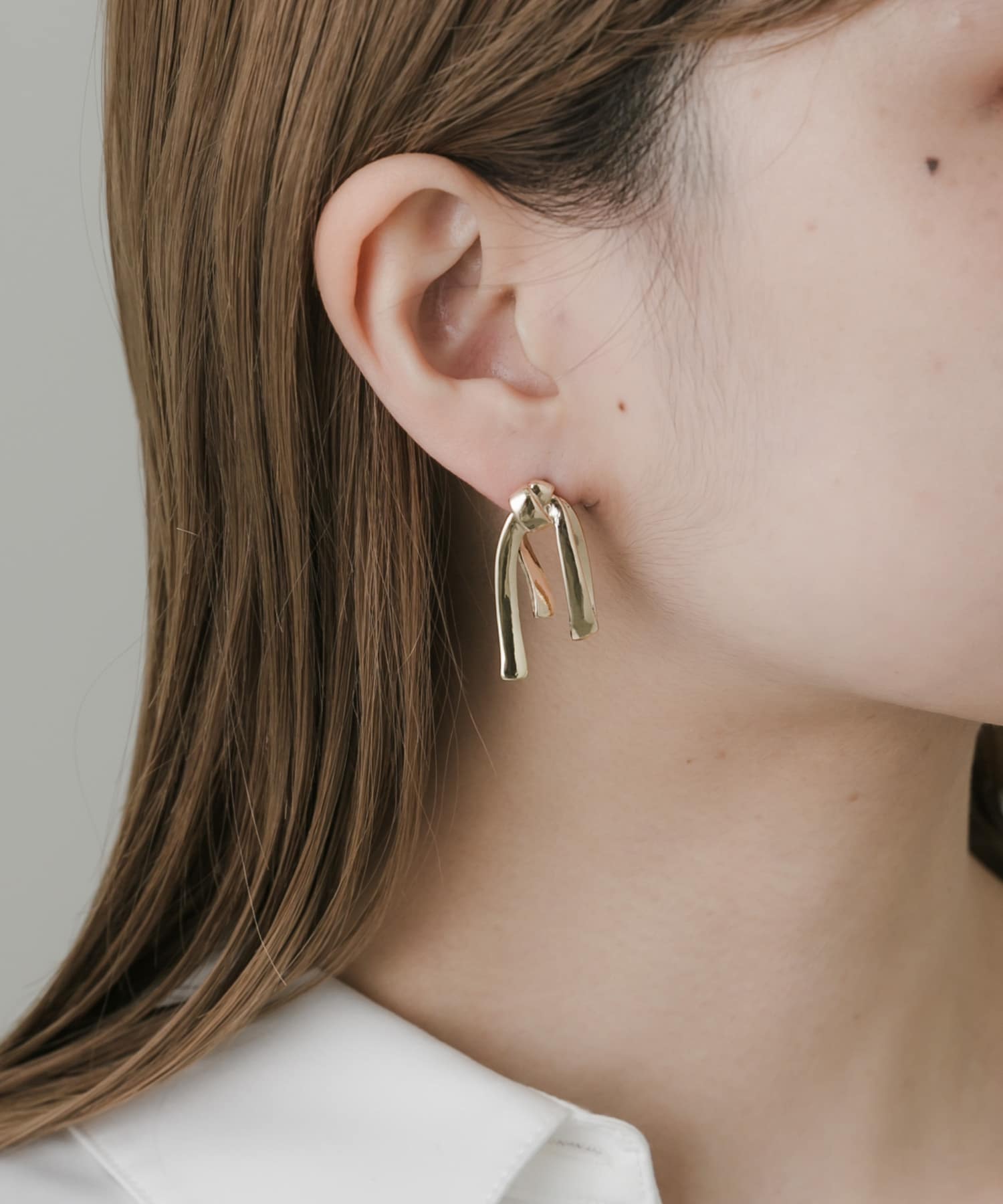 ニュアンスメタルリボンモチーフピアス