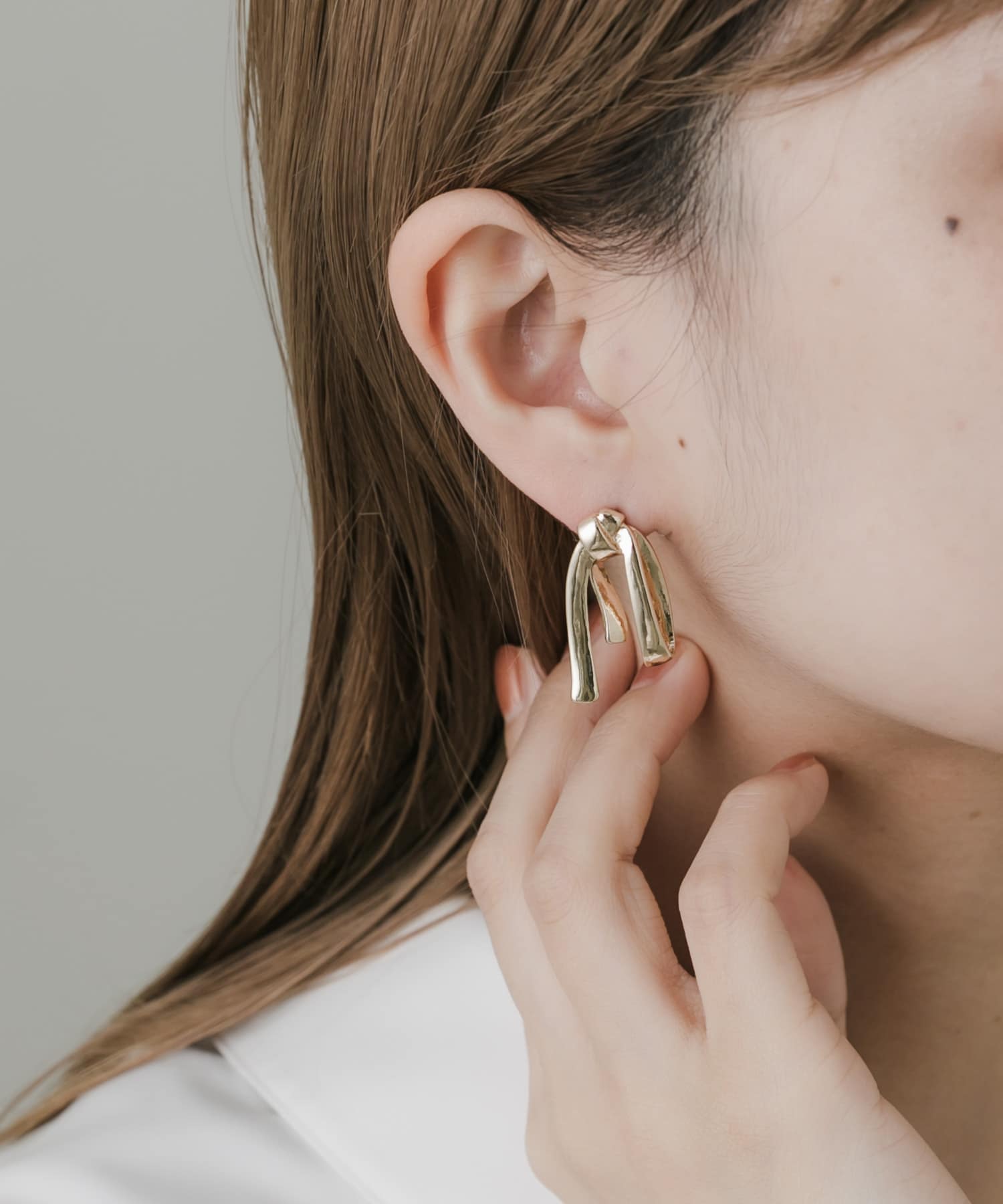 ニュアンスメタルリボンモチーフピアス GLD -