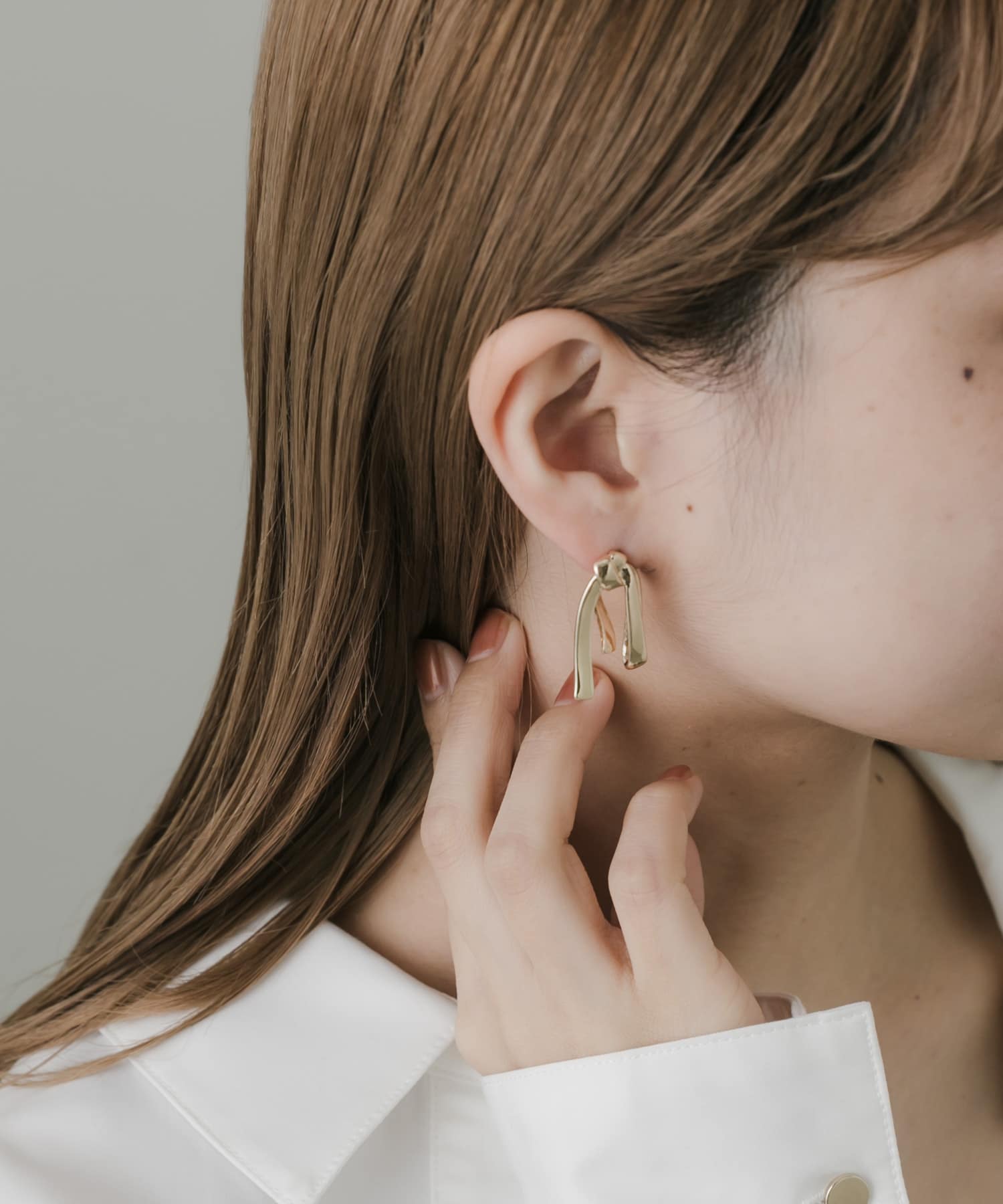 ニュアンスメタルリボンモチーフピアス GLD -