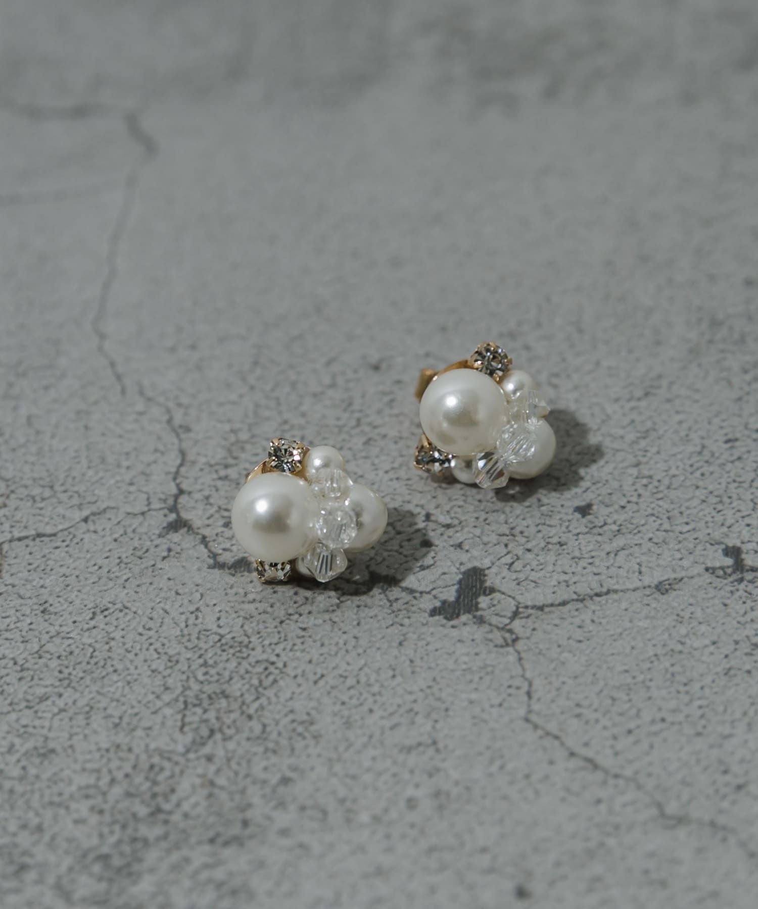 ミックスミニパールピアス WHT -