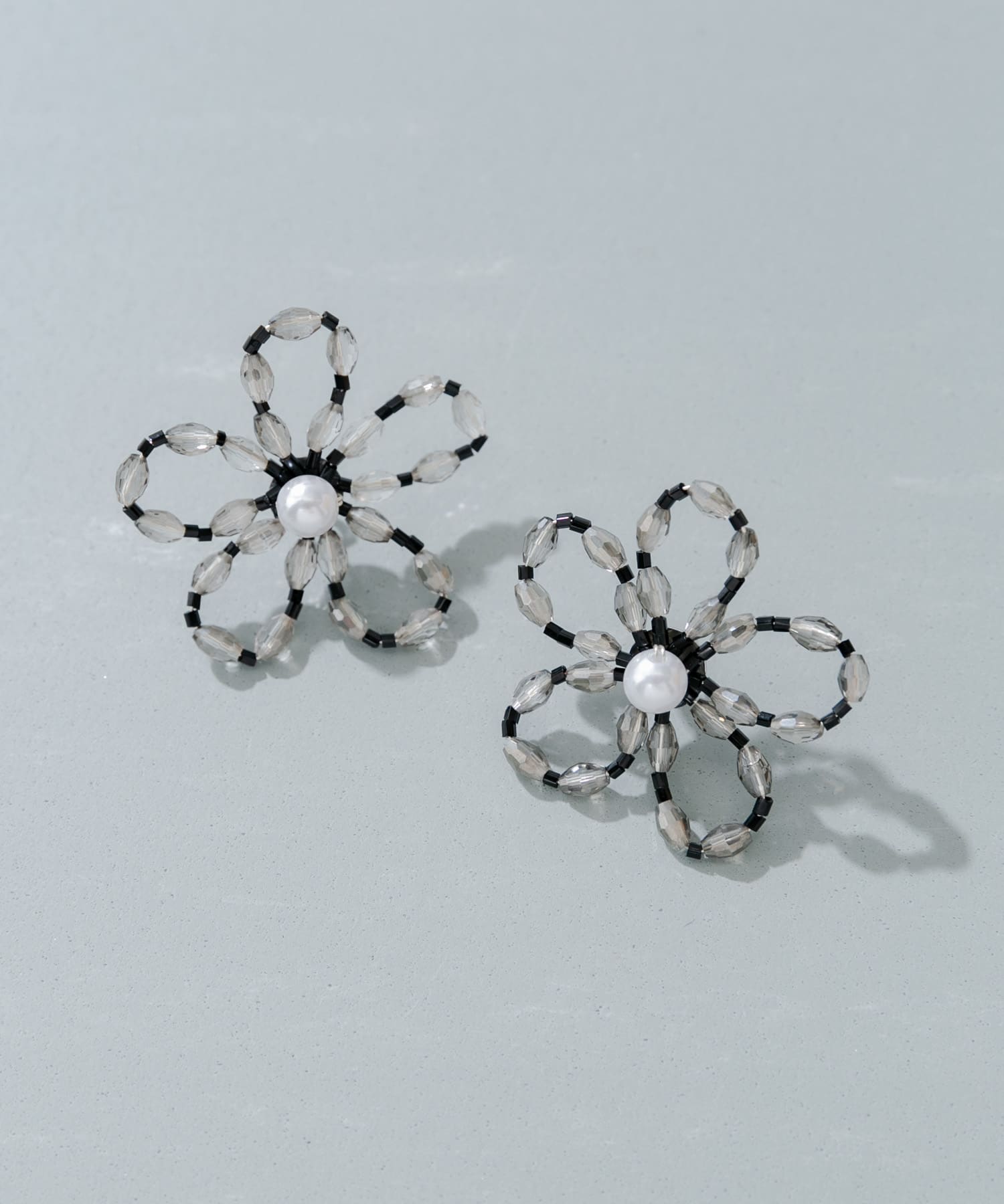 フラワービーズピアス BLK/CLR -