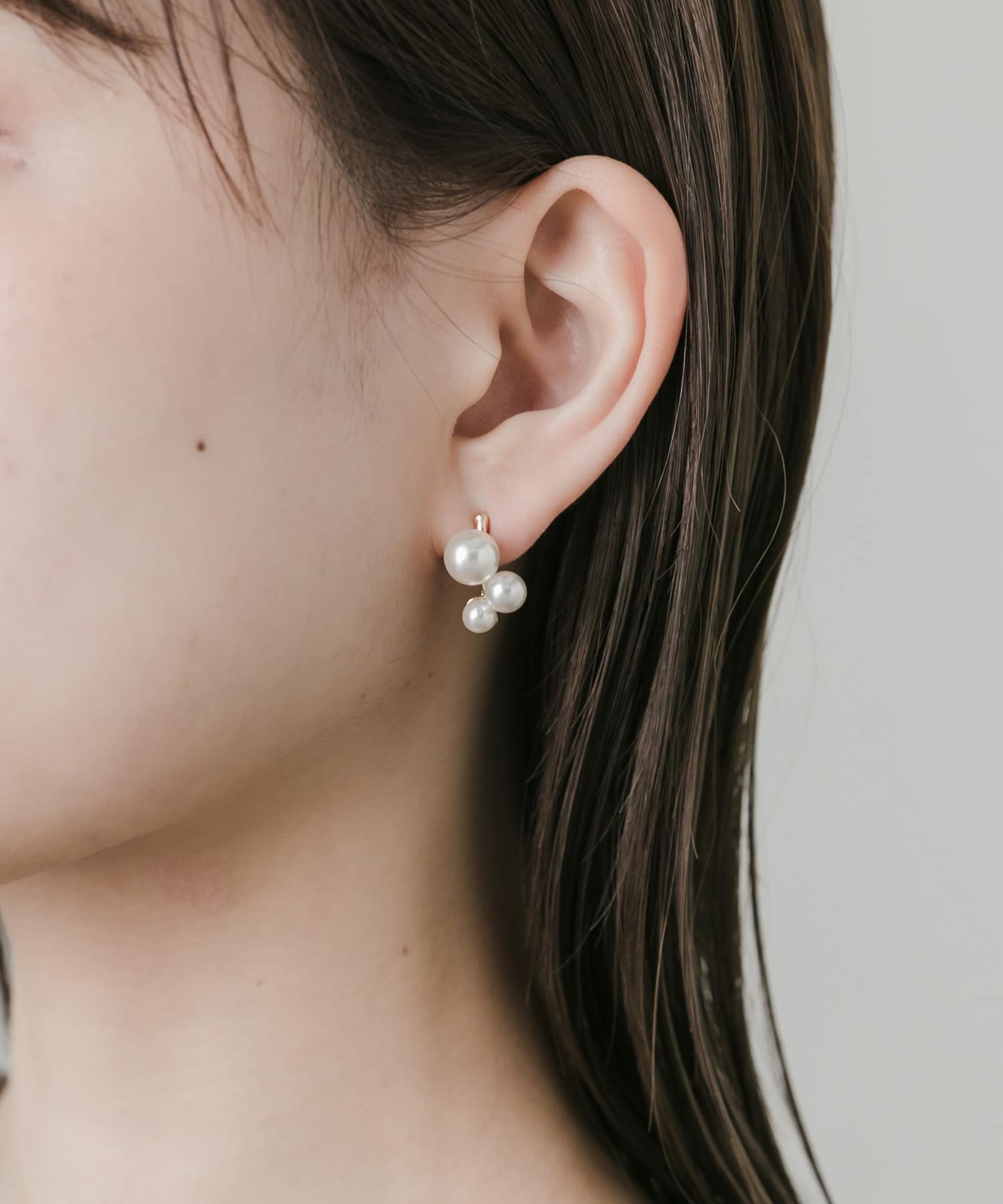 パールカーブピアス WHT -
