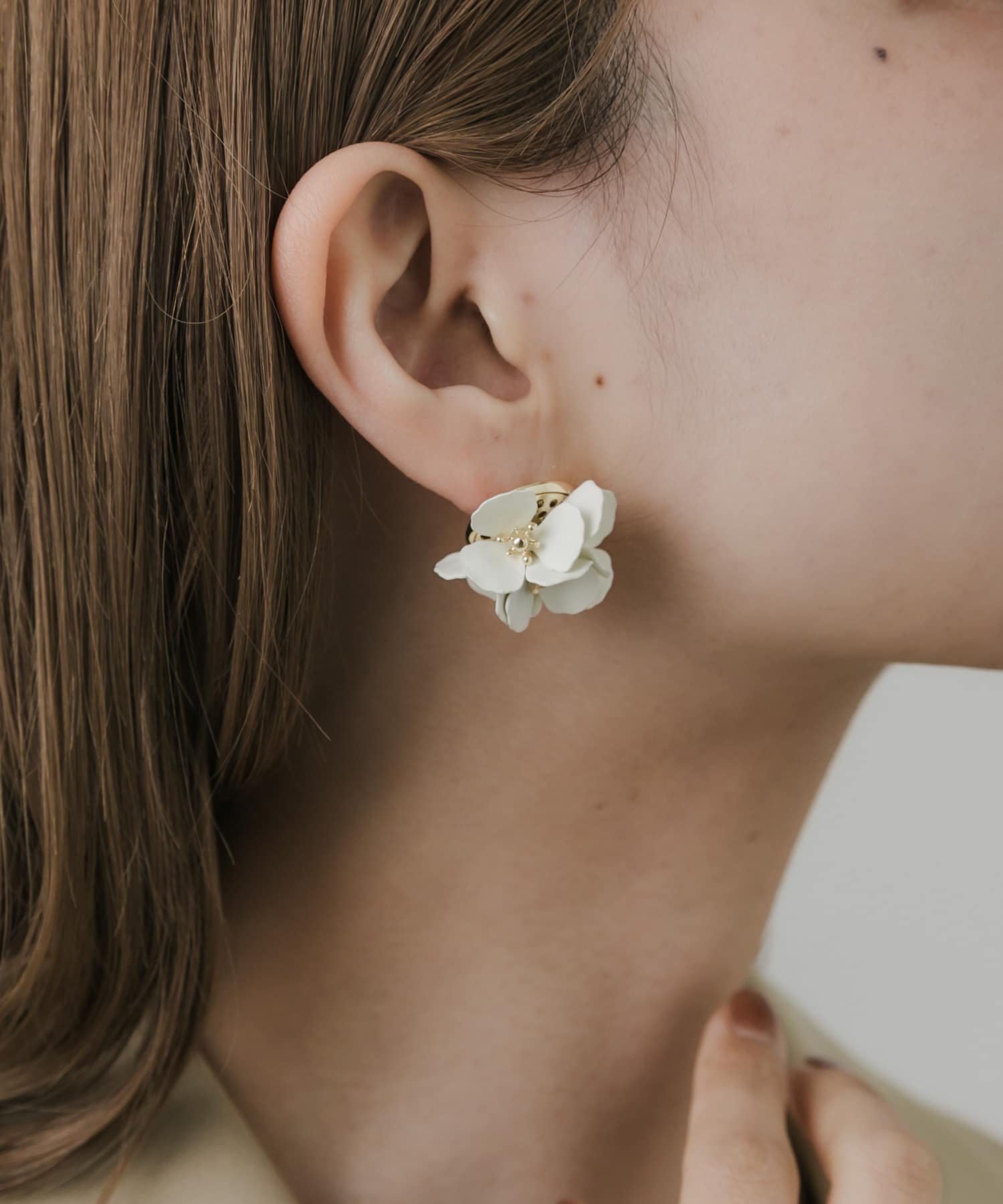 マットプレートフラワーピアス IVO -