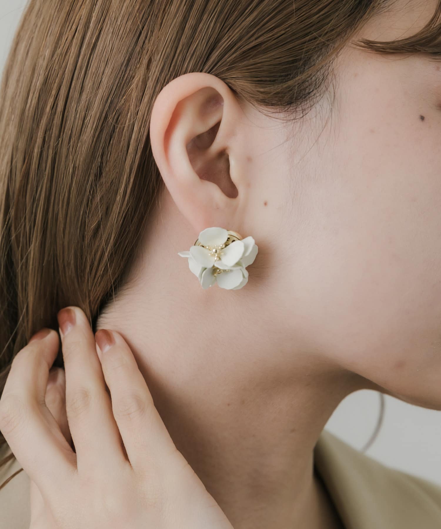 マットプレートフラワーピアス IVO -
