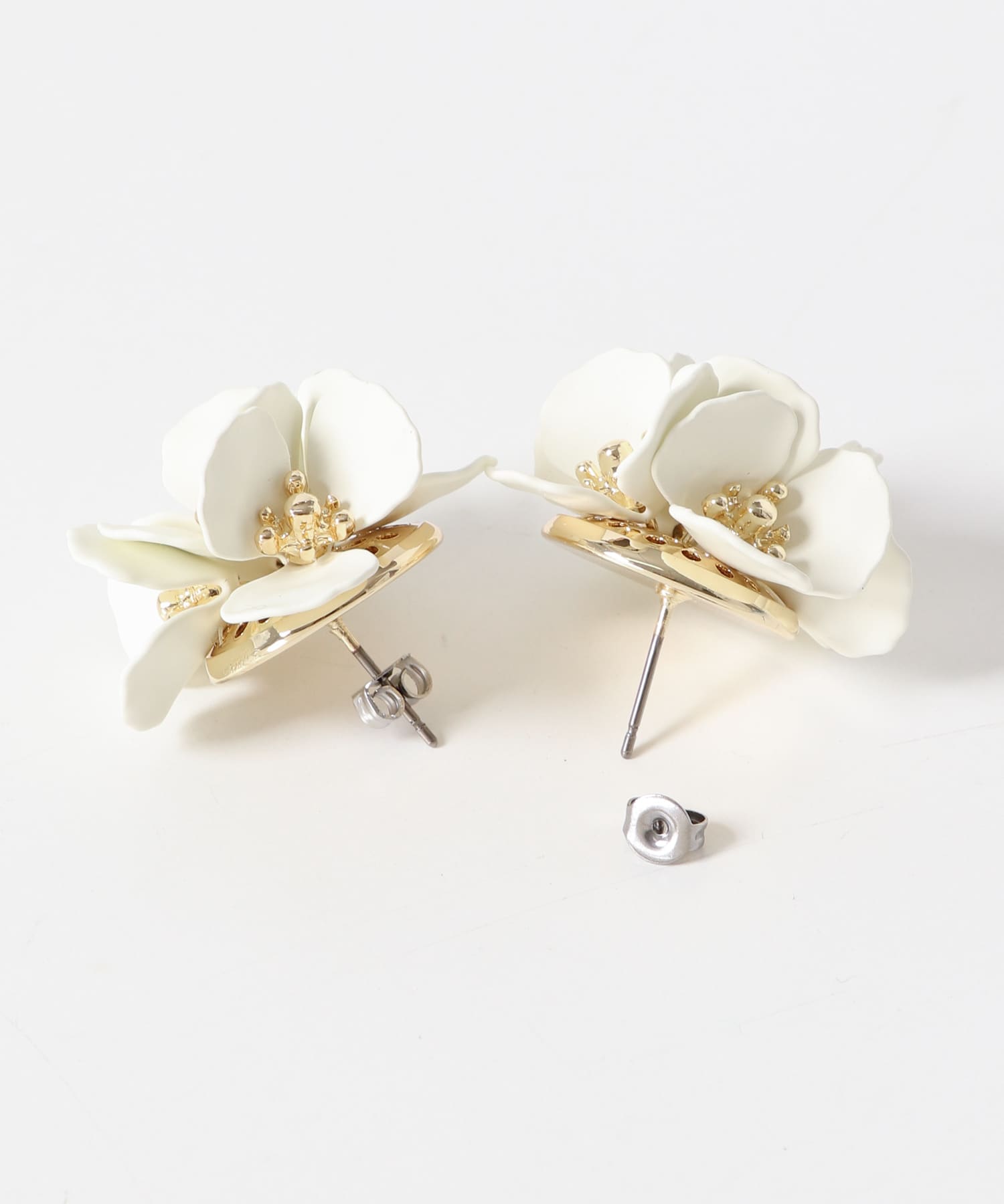 マットプレートフラワーピアス IVO -