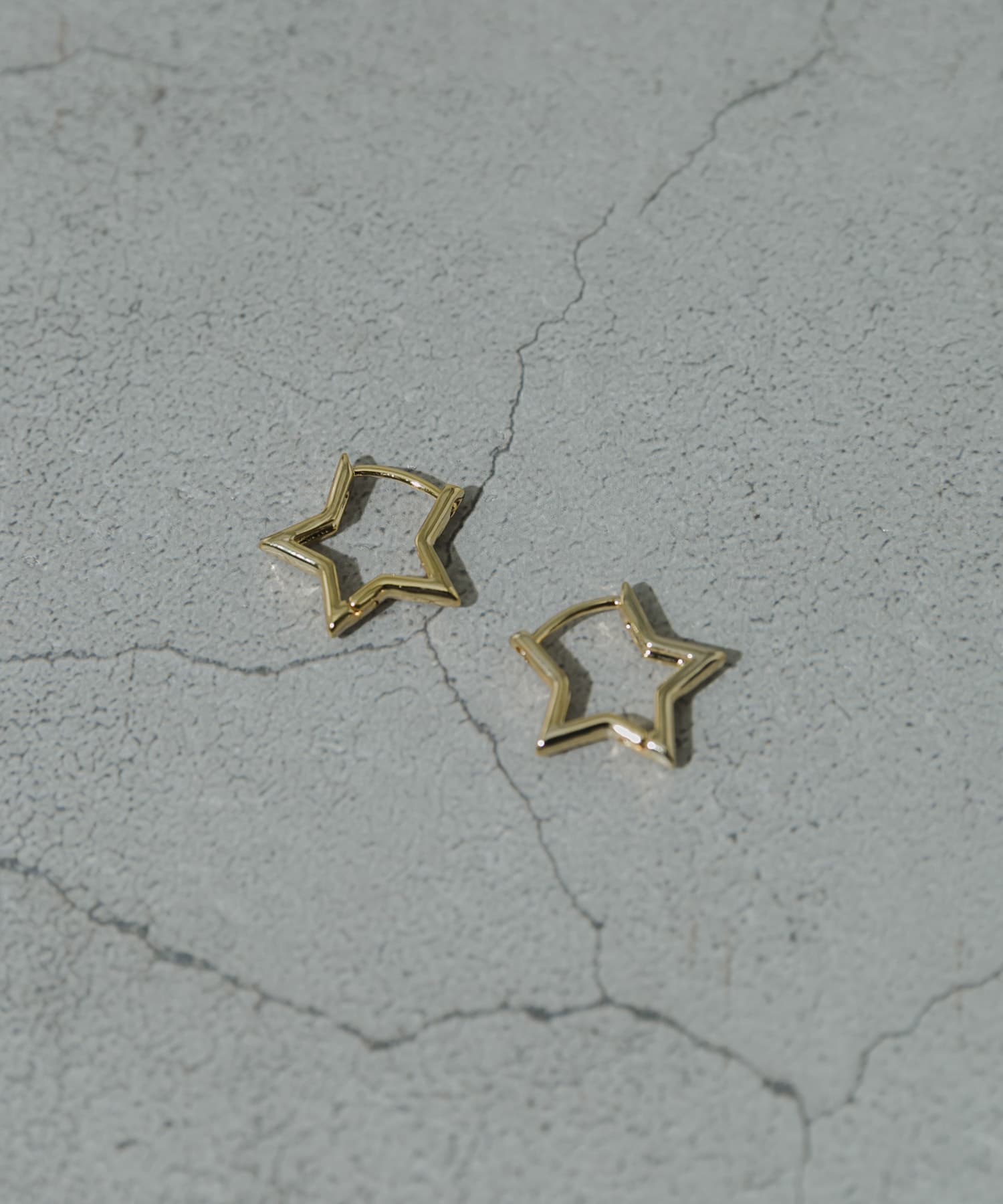 スターモチーフメタルフープピアス GLD -