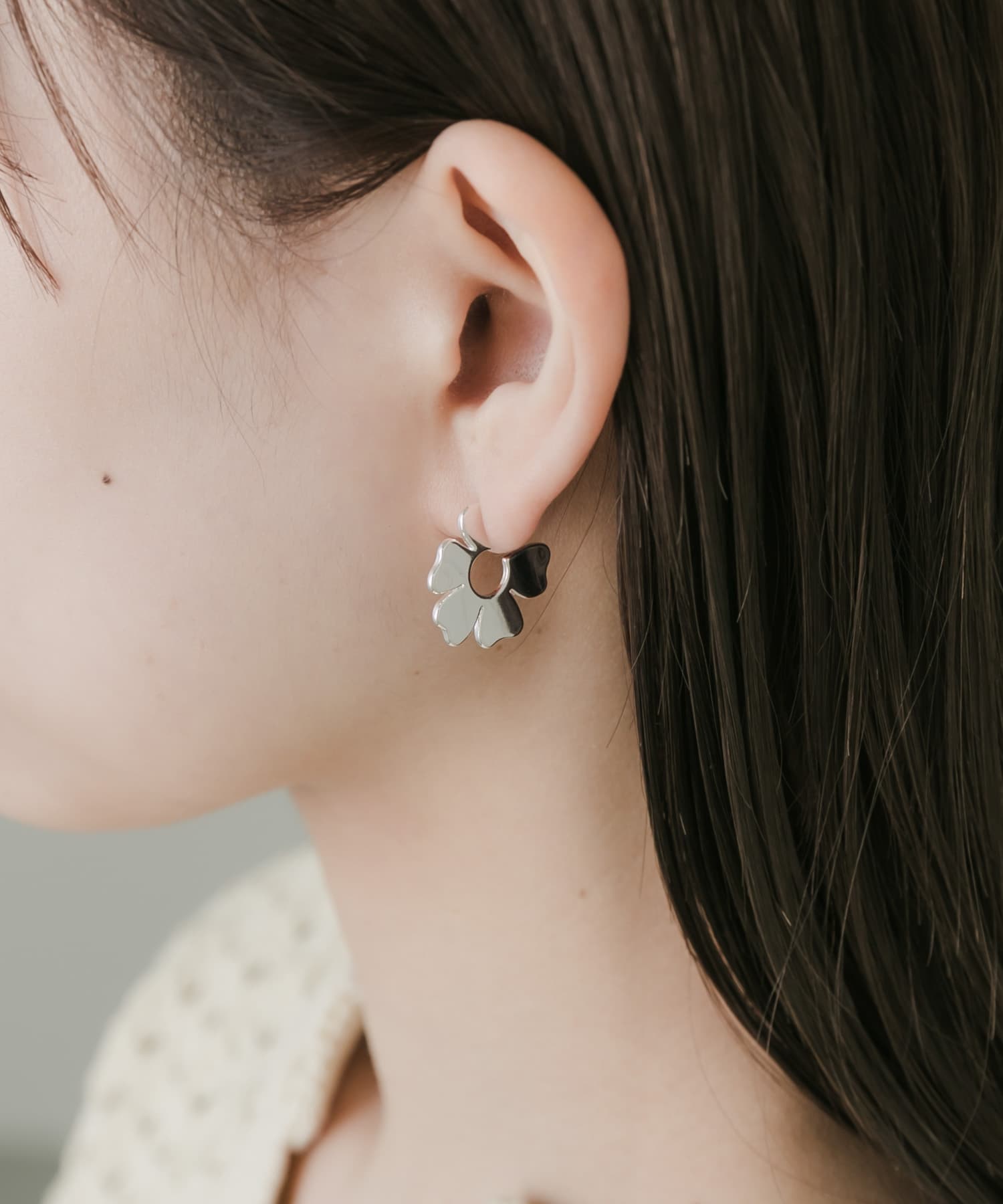 フラワープレートフープピアス SLV -