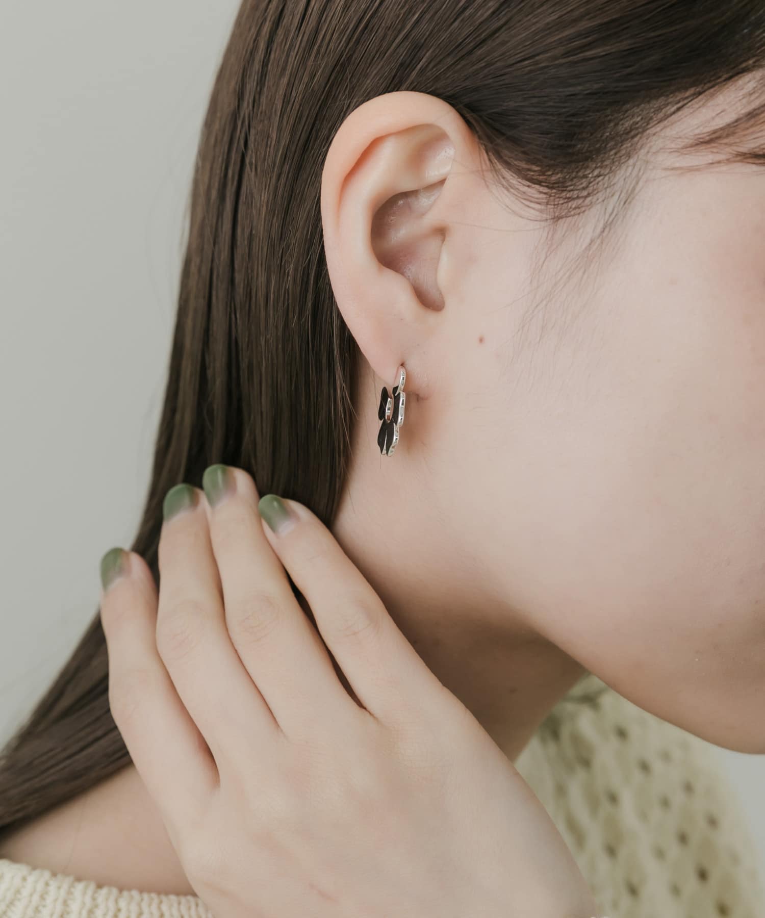 フラワープレートフープピアス SLV -