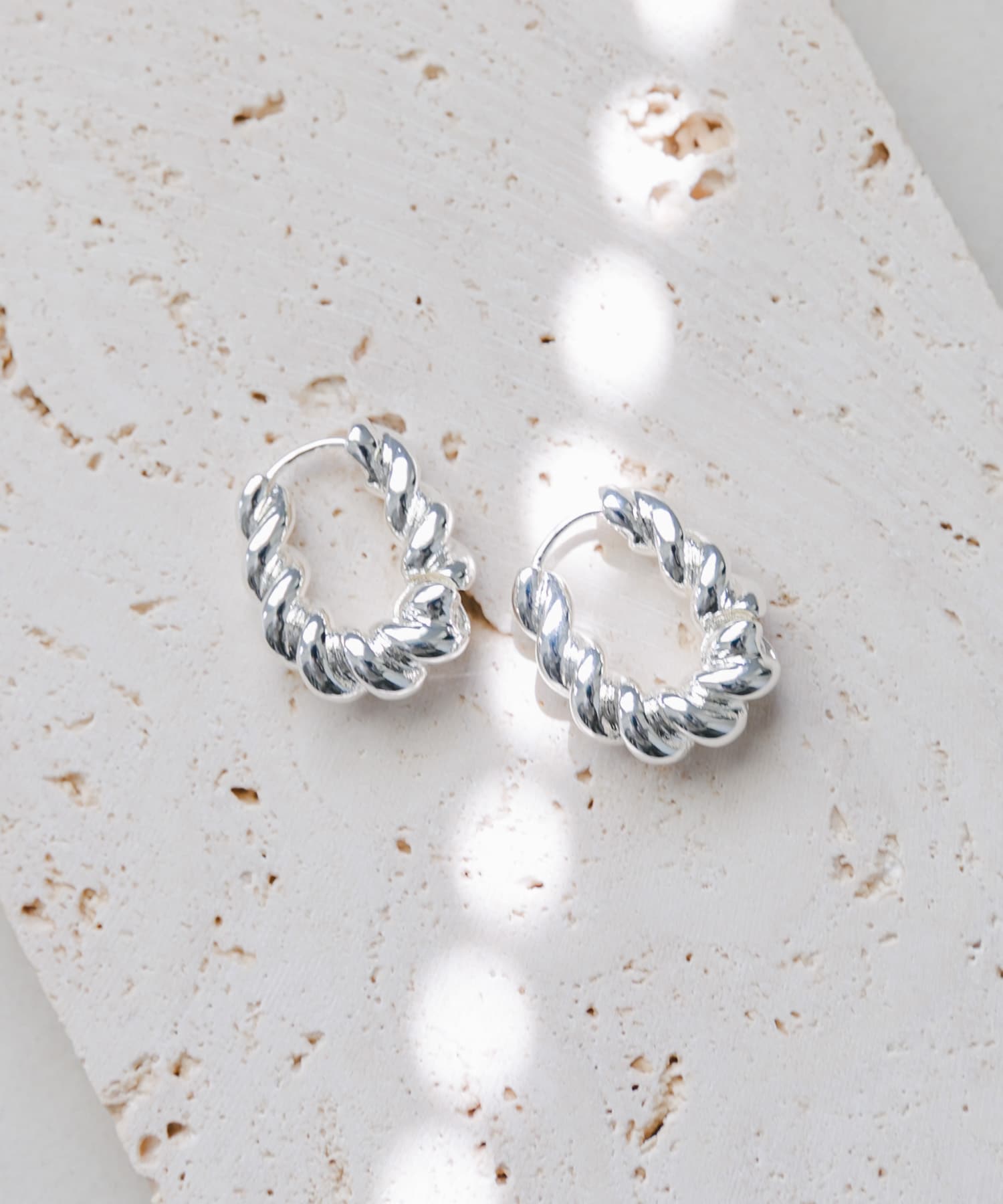 ツイストワンタッチピアス