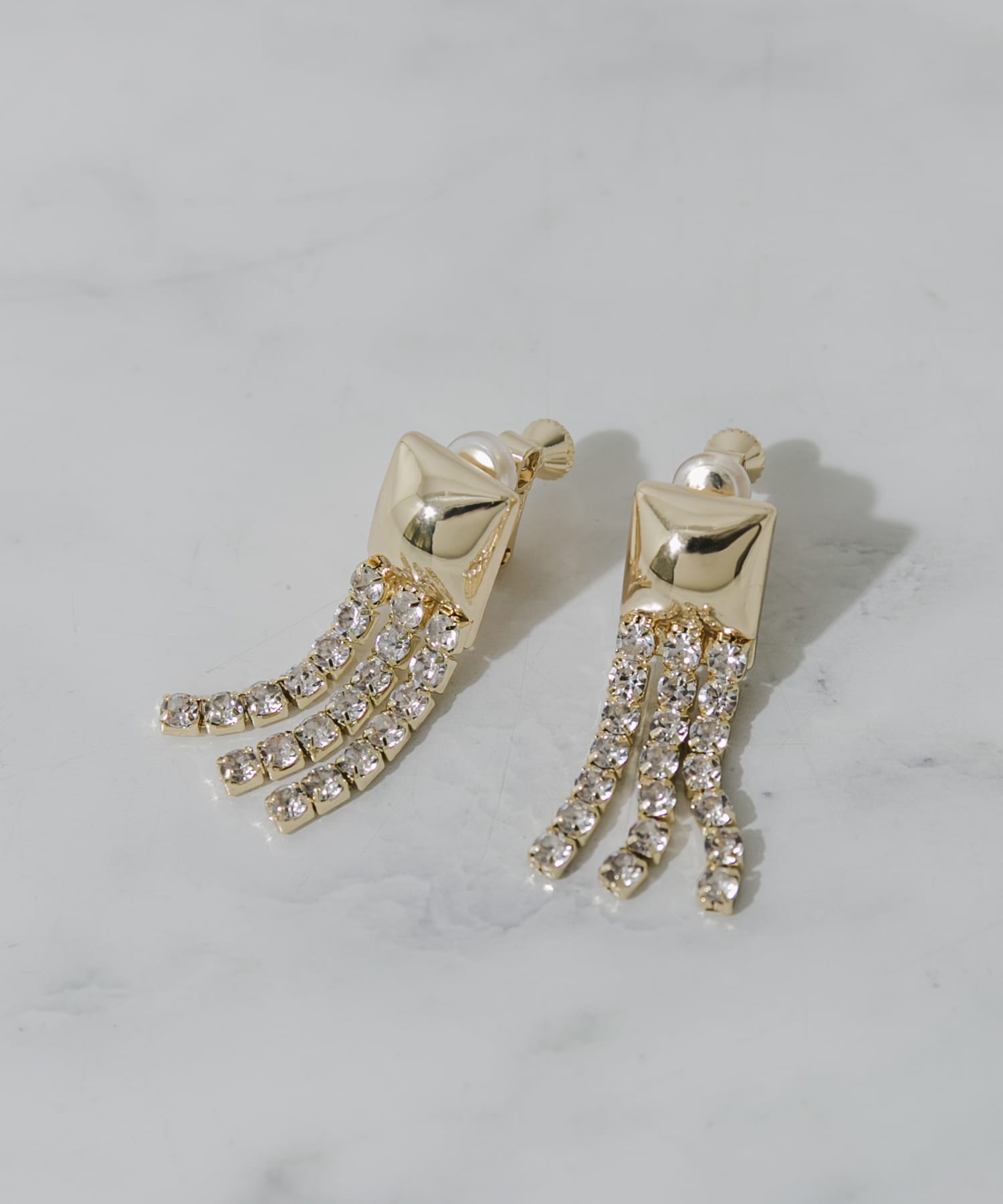 メタルスクエアビジューチェーンイヤリング GLD -