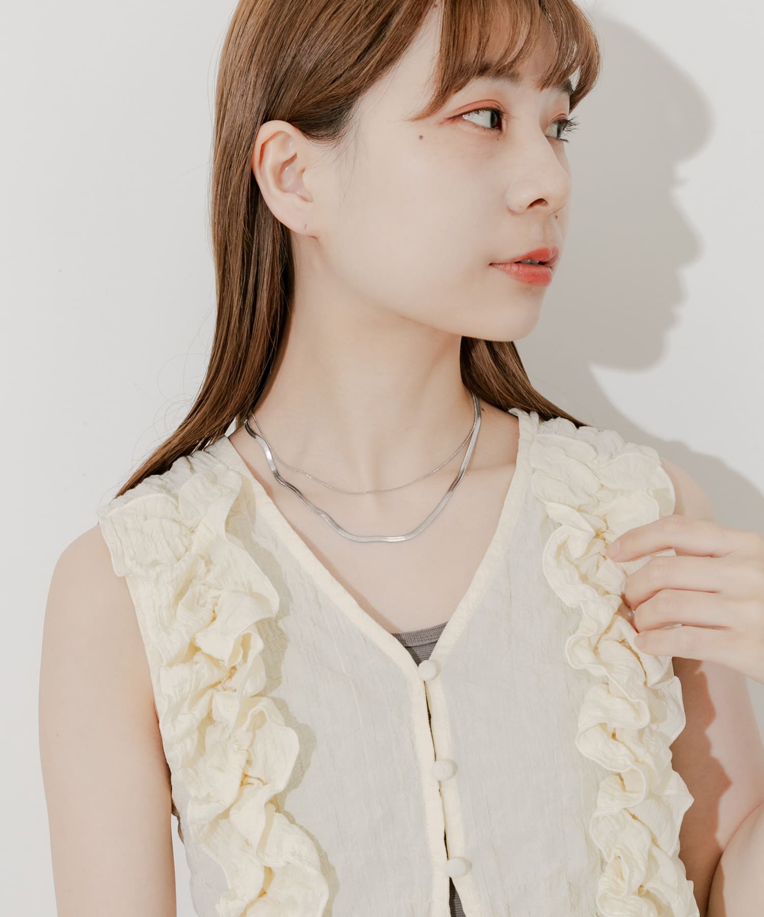 肌に優しく錆びにくいサージカルステンレス素材を使用しています。