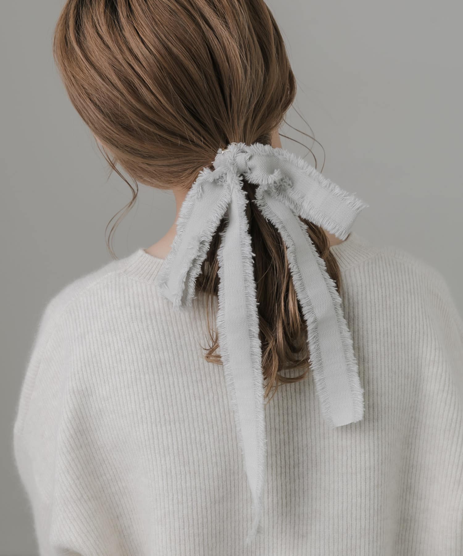 ヘアゴムの上にフックを引っかけるだけで簡単に着用できます。