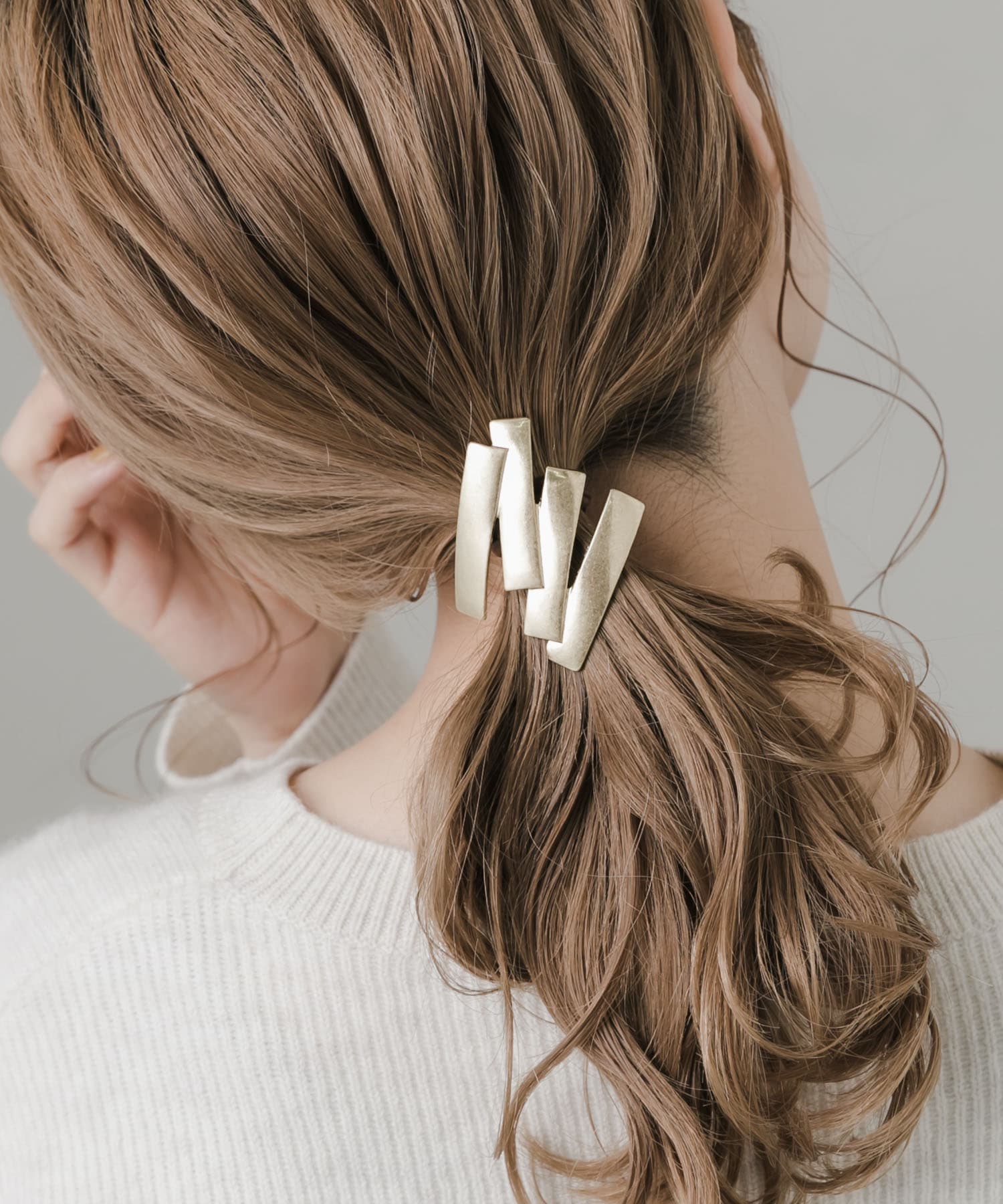 ヘアゴムの上にフックを引っかけるだけで簡単に着用できます。