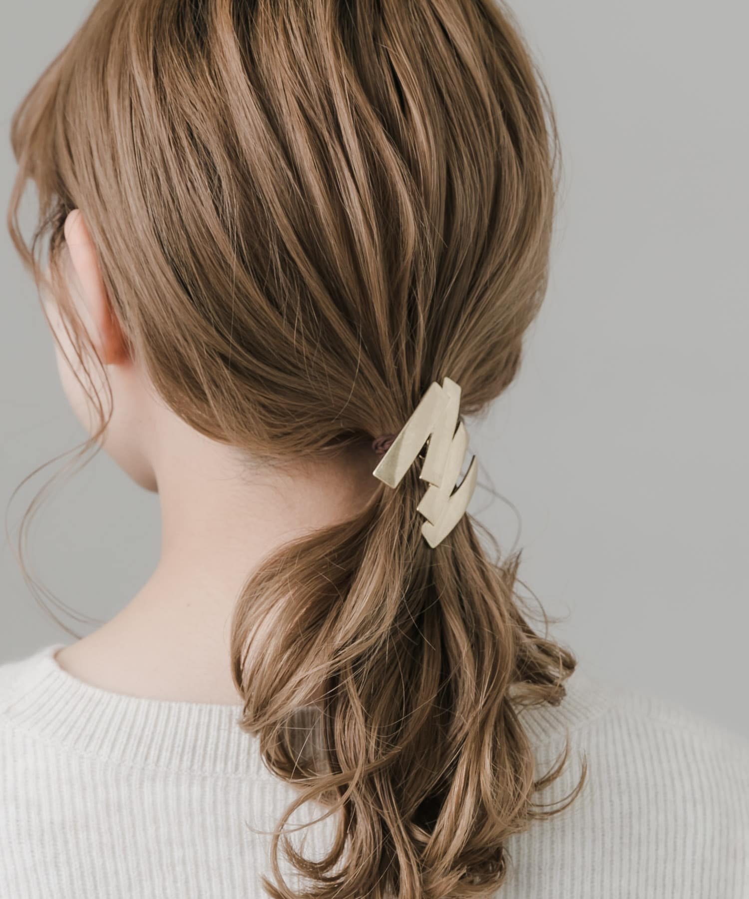 ヘアゴムの上にフックを引っかけるだけで簡単に着用できます。