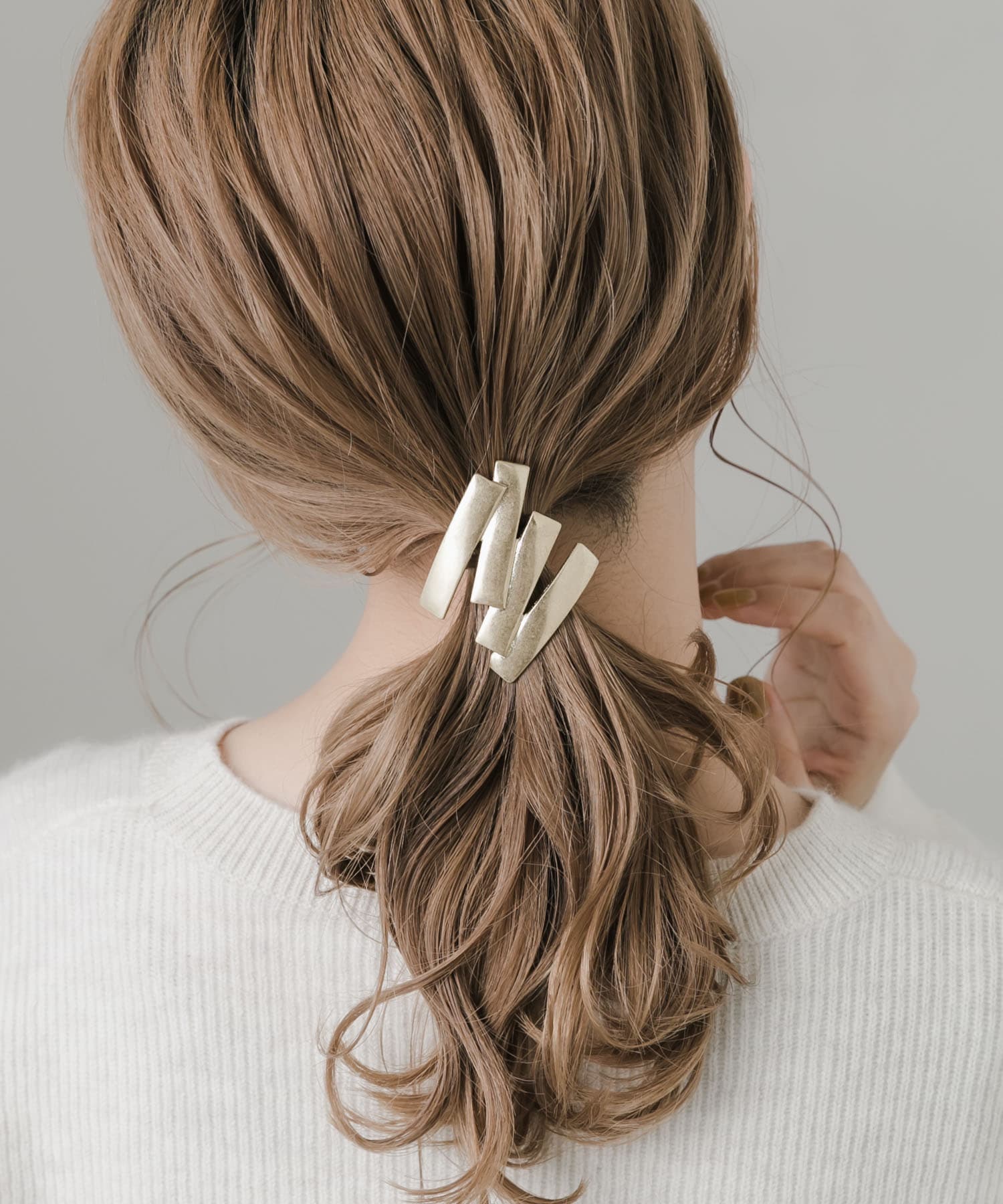 ヘアゴムの上にフックを引っかけるだけで簡単に着用できます。