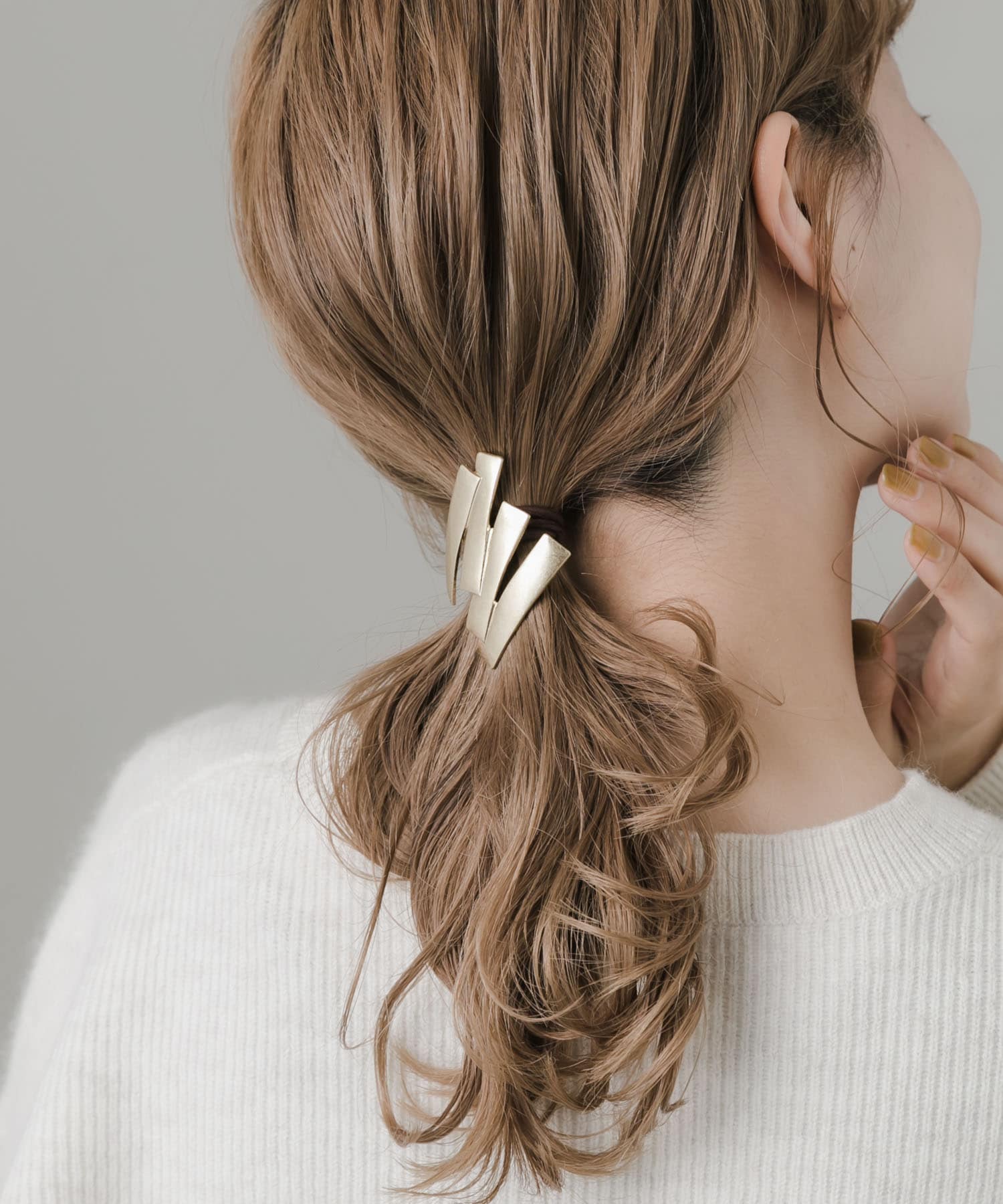 ヘアゴムの上にフックを引っかけるだけで簡単に着用できます。