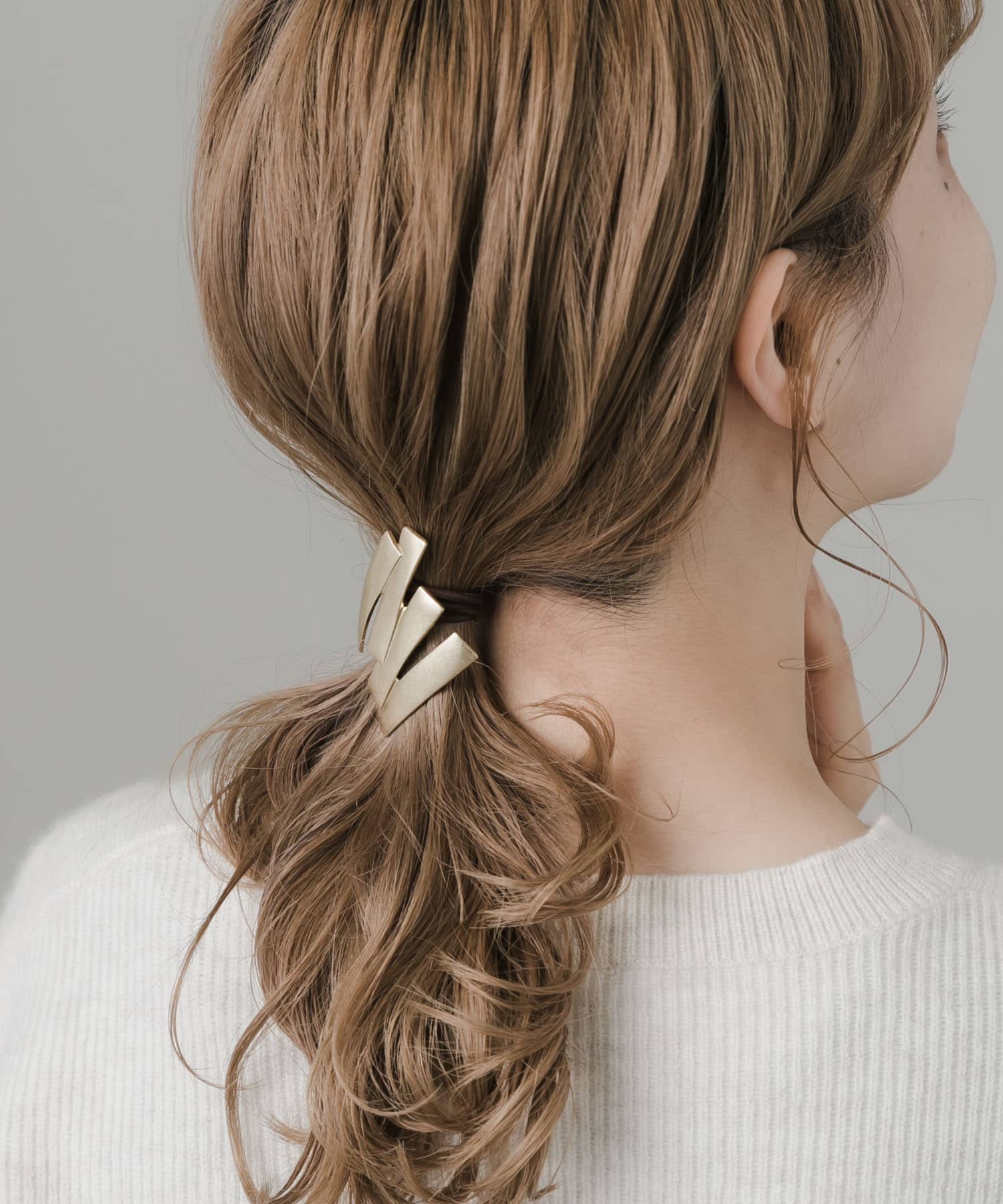 ヘアゴムの上にフックを引っかけるだけで簡単に着用できます。