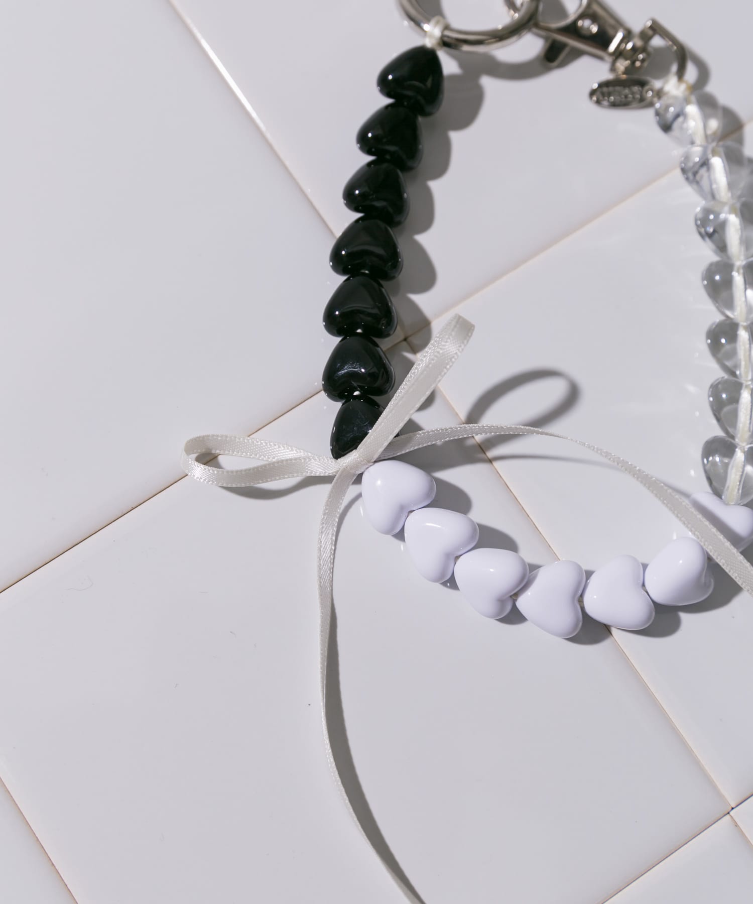 カラフルミニハートリボンキーチェーン WHT/BLK -