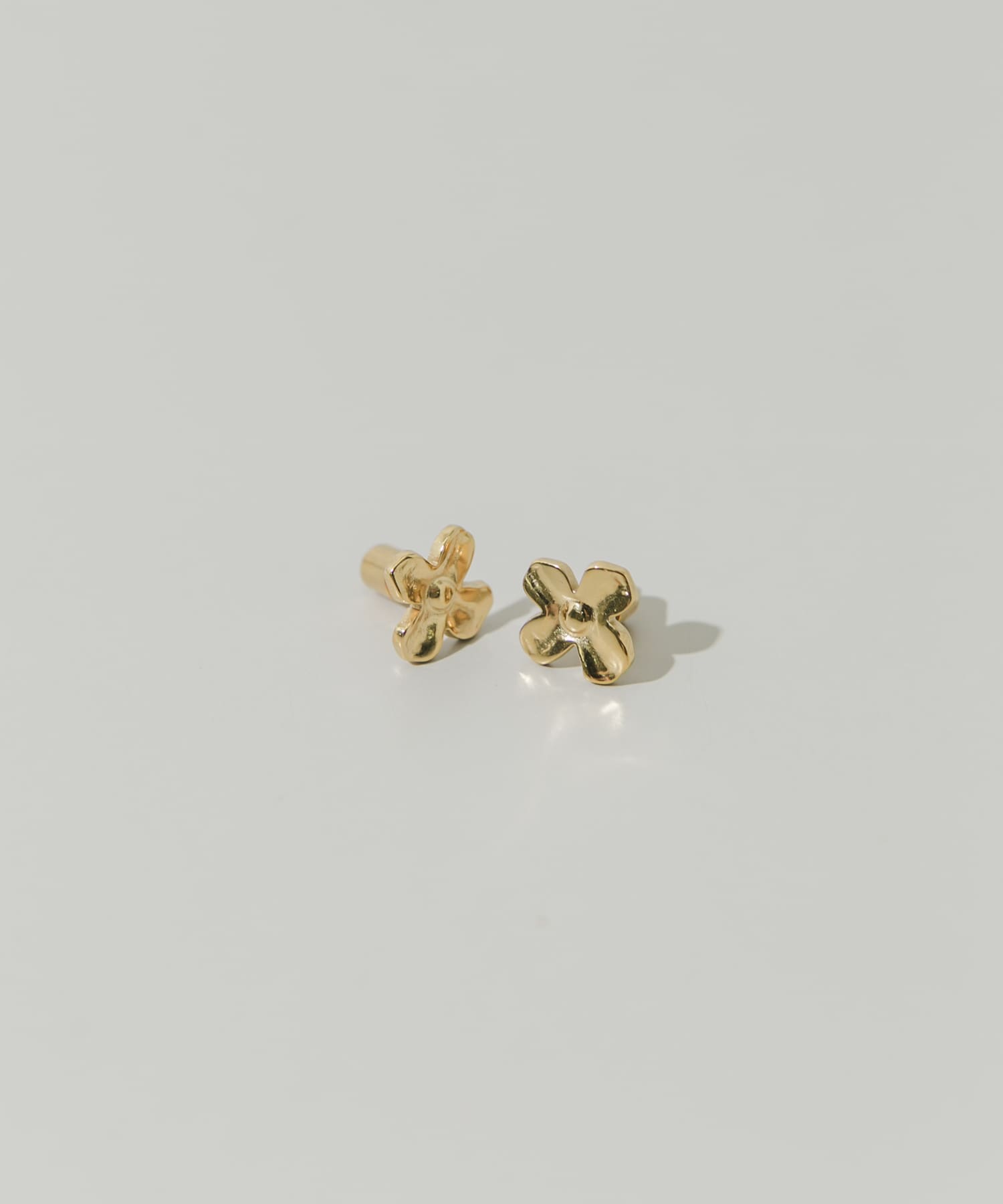 ステンレスフラワーモチーフピアス GLD -