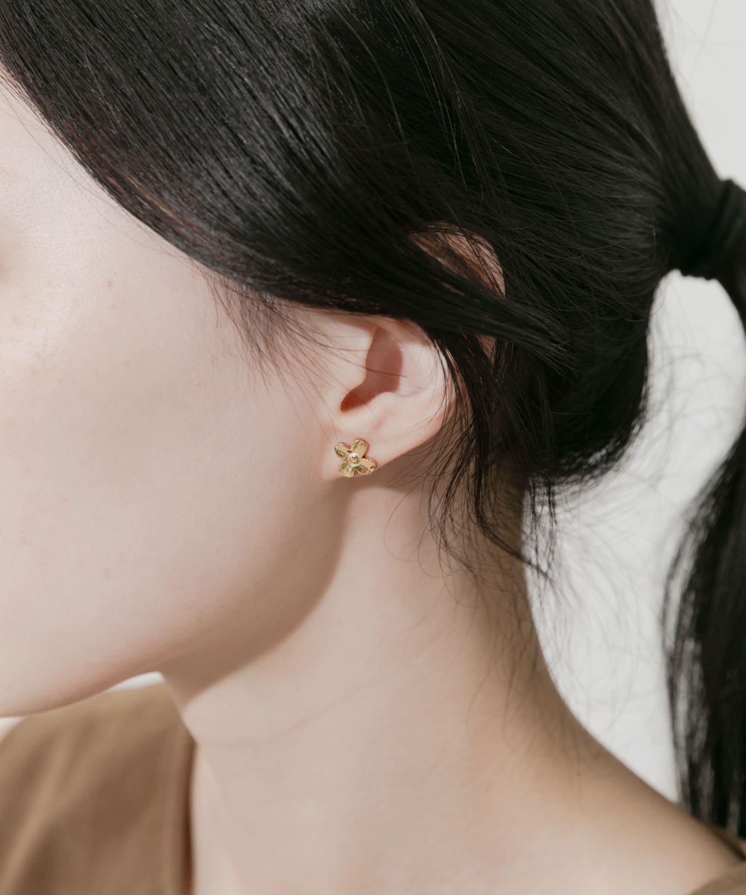 ステンレスフラワーモチーフピアス GLD -