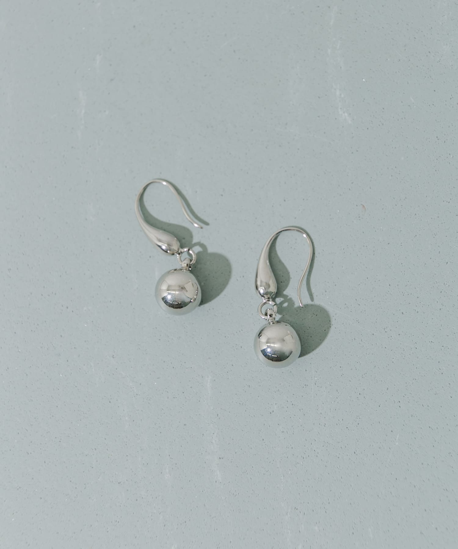 メタルボールドロップフックピアス