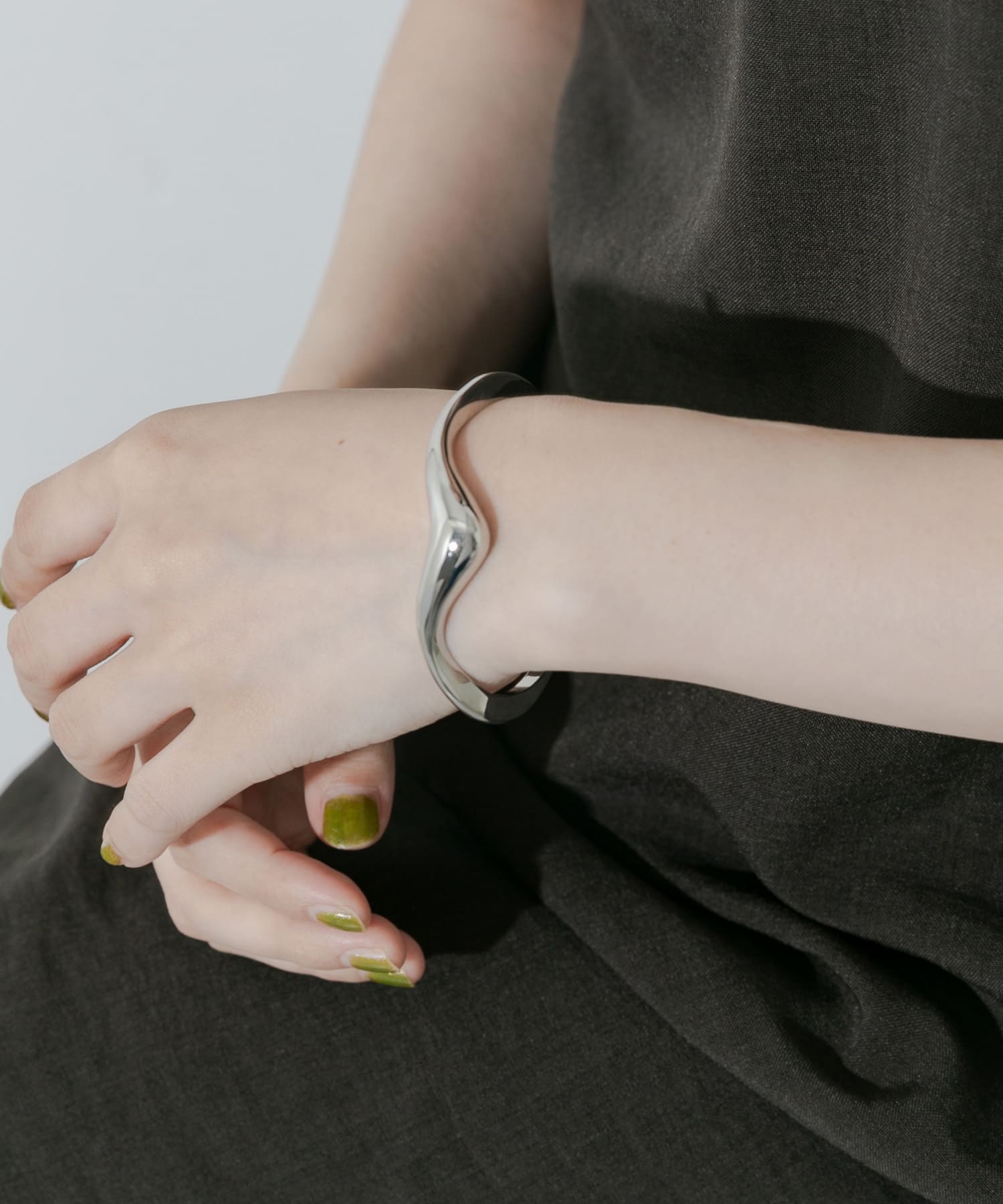 Vラインカーブメタルバングル