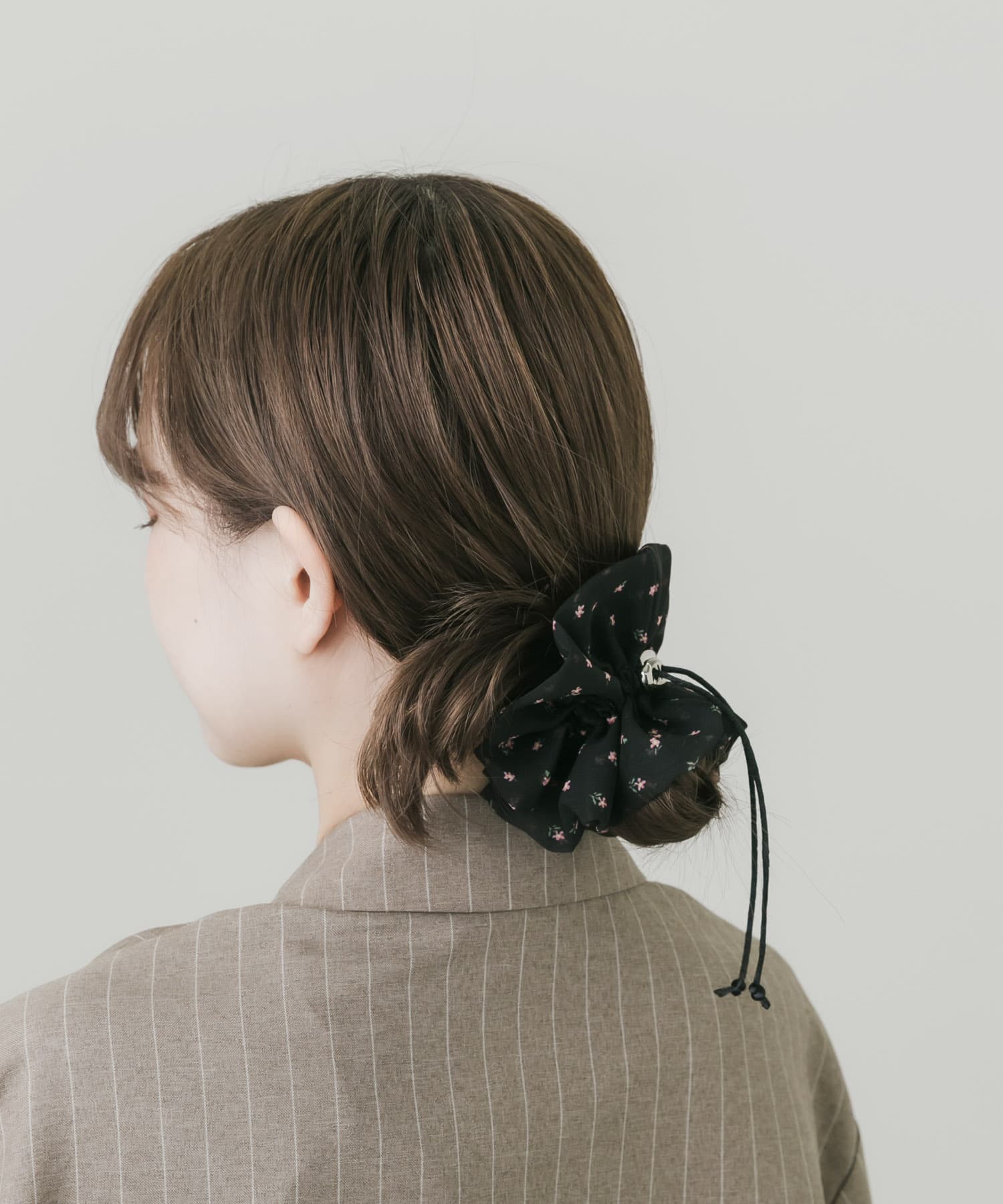 フラワープリントドローコードシュシュ BLK -