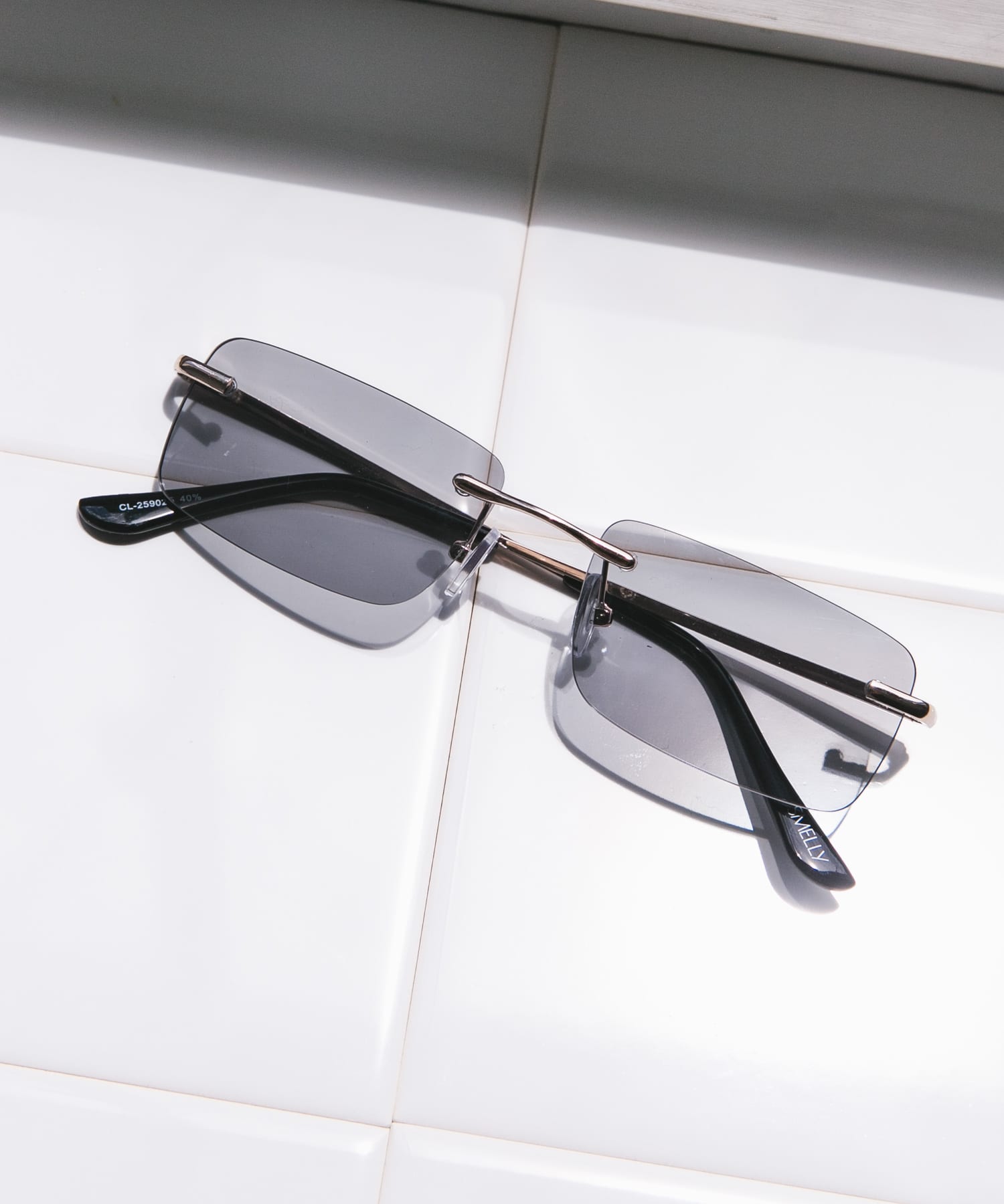 リムレスカラーサングラス BLK -