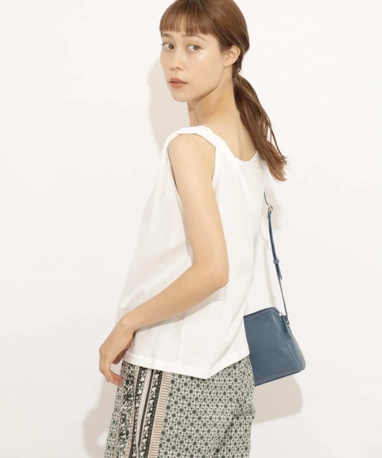 『UR TECH』ツイストショルダーアシメトップ OFF WHITE FREE