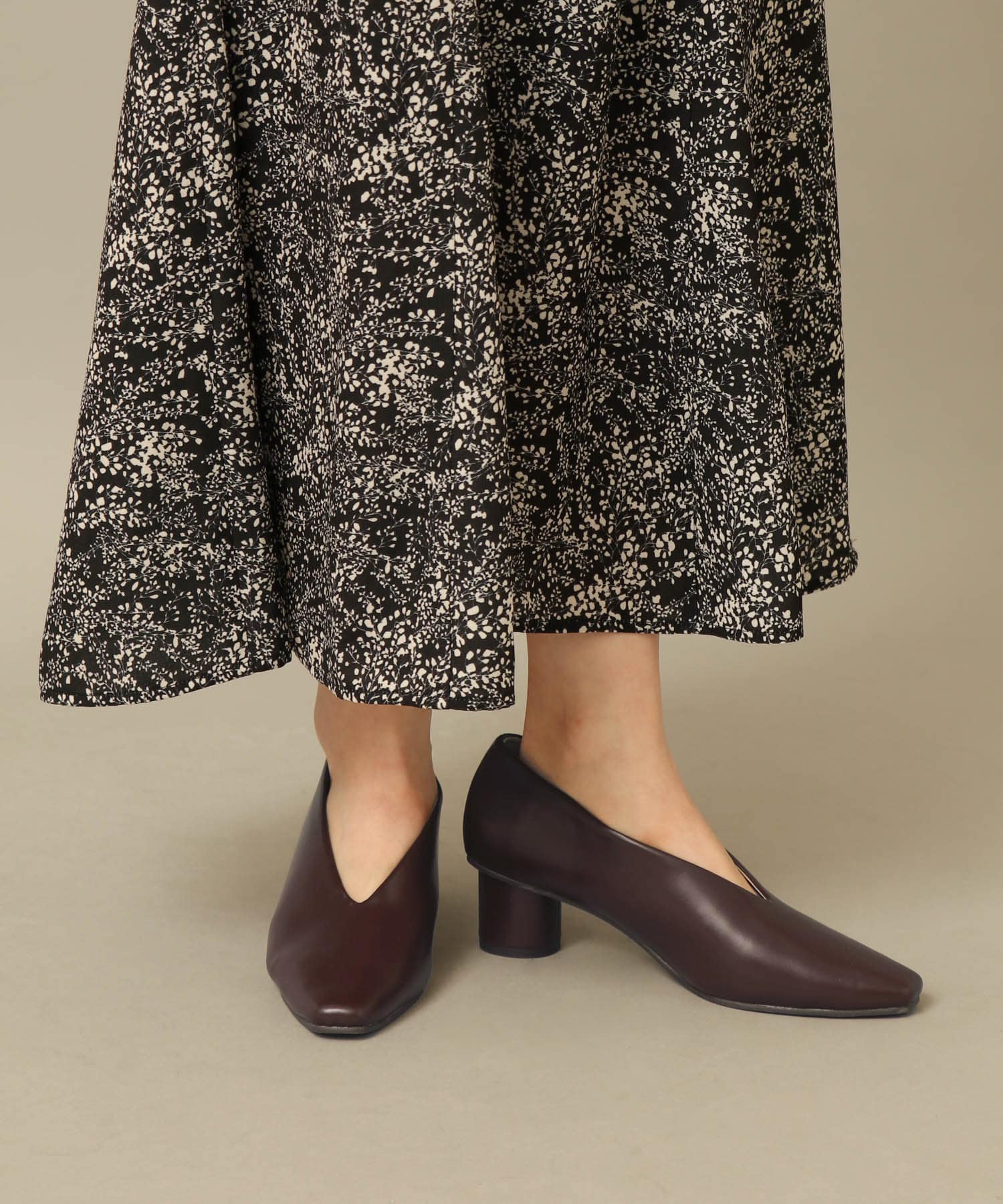 深Vカットパンプス BROWN S