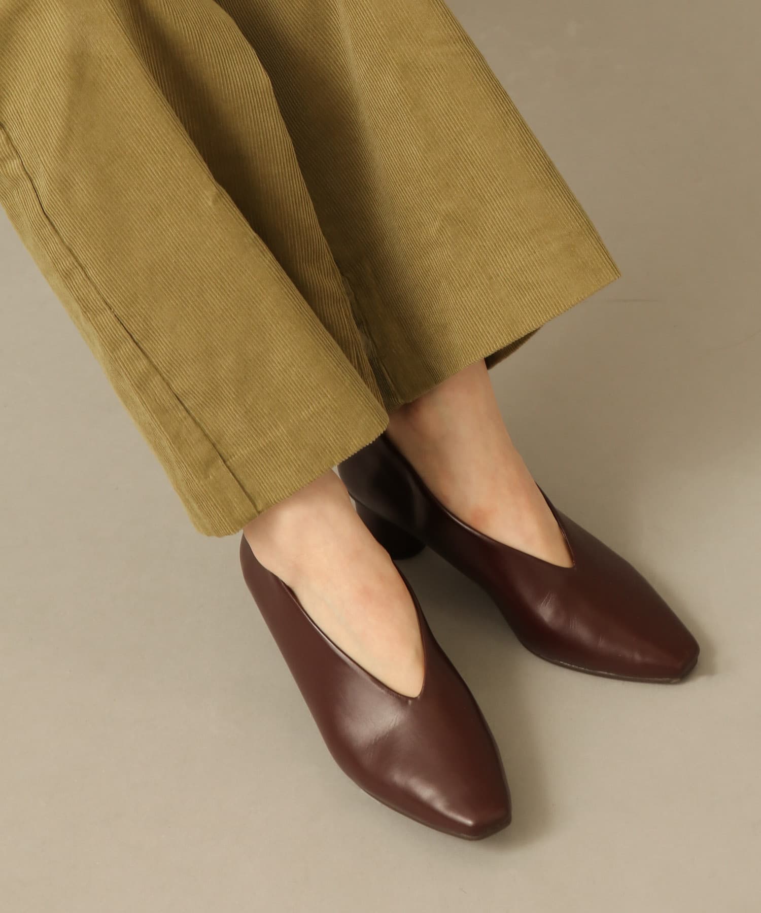 深Vカットパンプス BROWN S